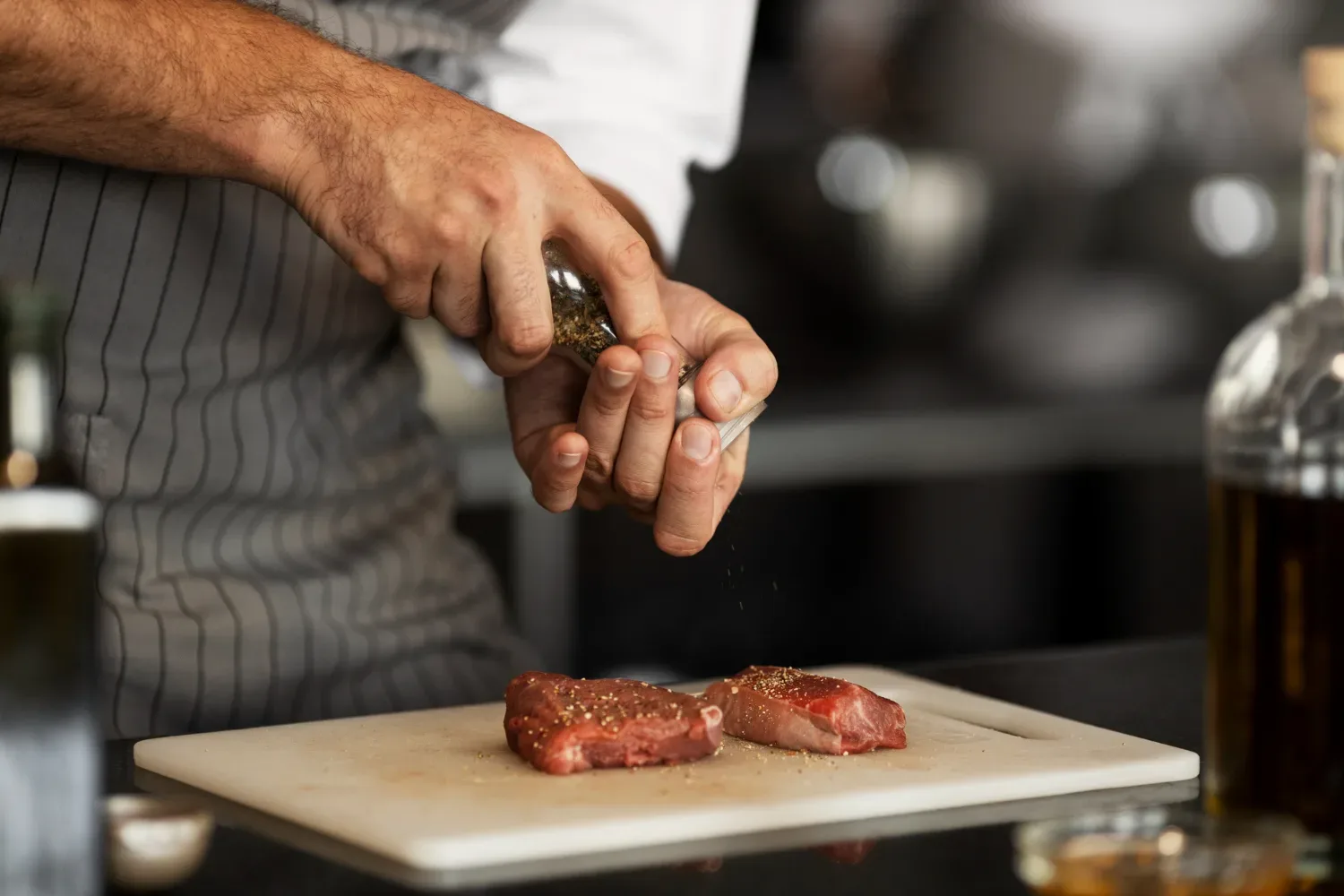 Kako pripraviti steak, da bo vedno mehak in sočen? Tukaj je skrivnost, ki stane točno 0 evrov!