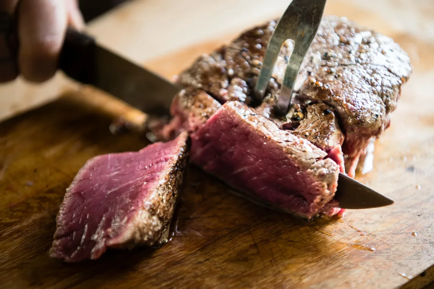 Kako pripraviti steak, da bo vedno mehak in sočen? Tukaj je skrivnost, ki stane točno 0 evrov!