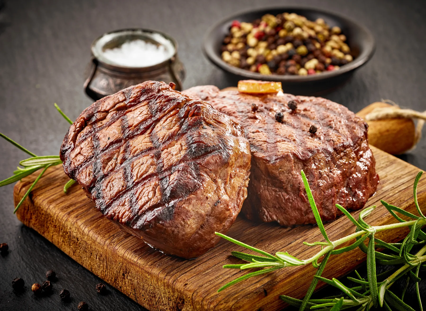 Kako pripraviti steak, da bo vedno mehak in sočen? Tukaj je skrivnost, ki stane točno 0 evrov!
