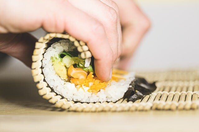 Kako pripraviti suši in vse, kar morate vedeti o tej priljubljeni japonski jedi