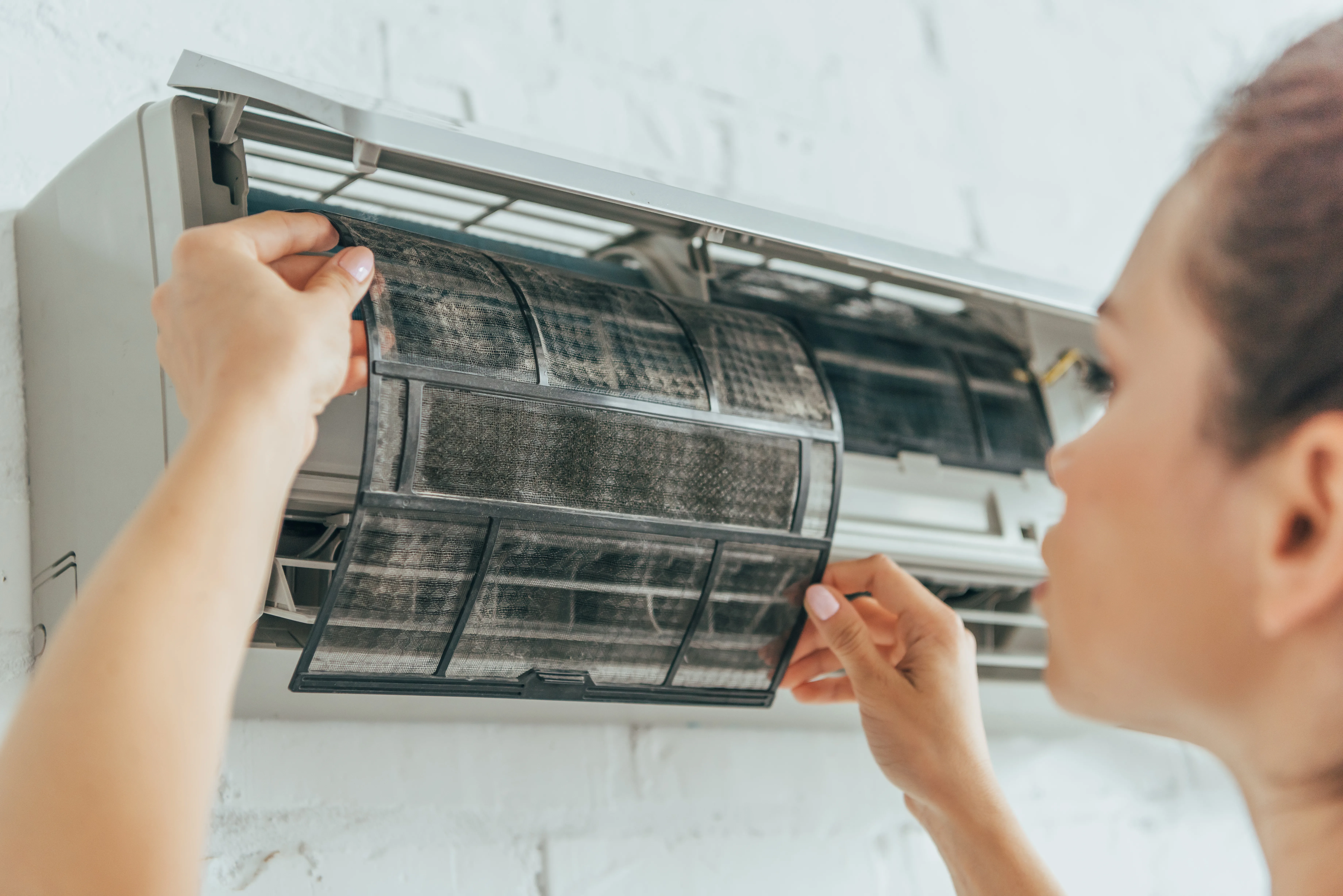 Kako sam očistiš klimatsko napravo in prihraniš veliko denarja za servis in elektriko!