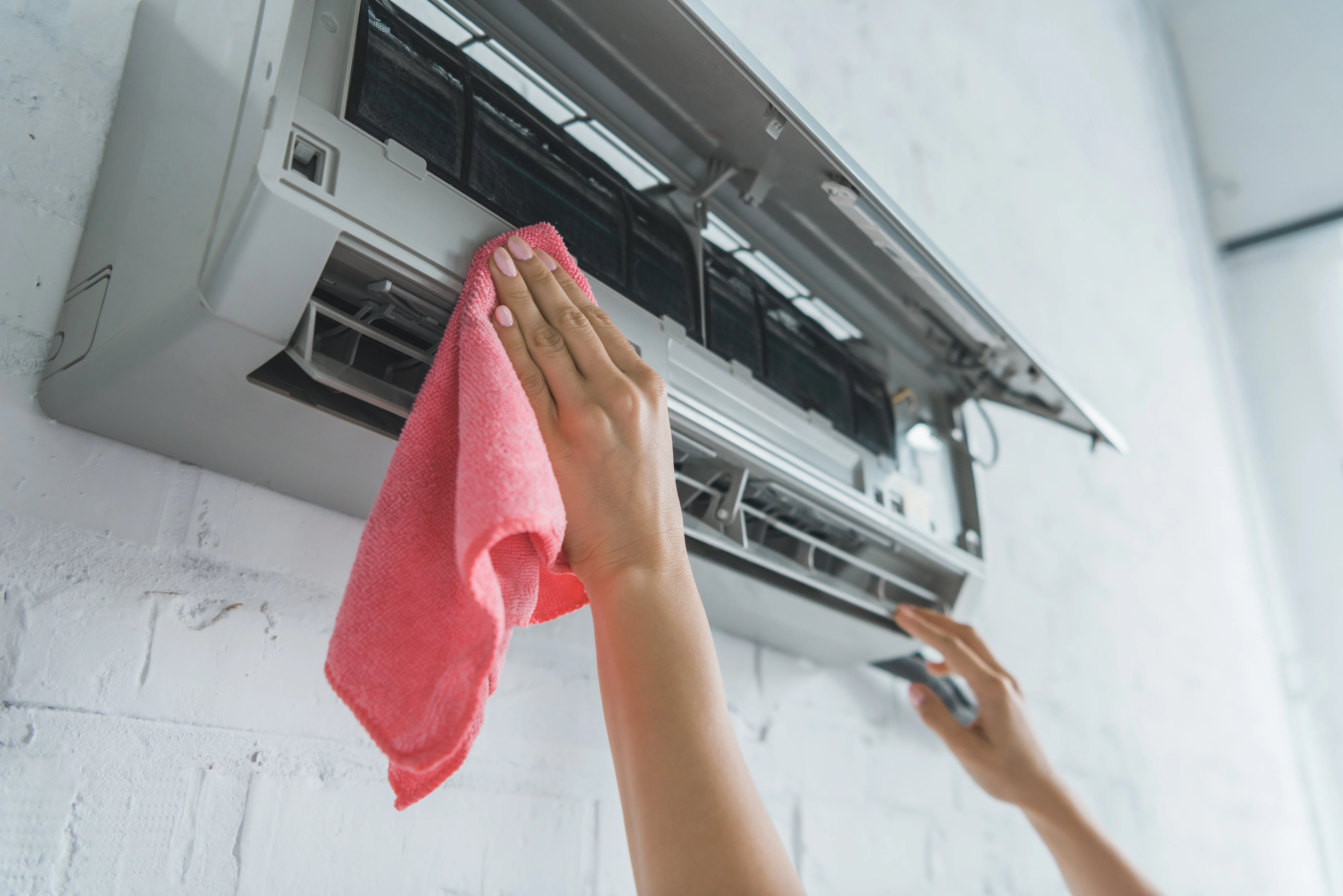 Kako sam očistiš klimatsko napravo in prihraniš veliko denarja za servis in elektriko!