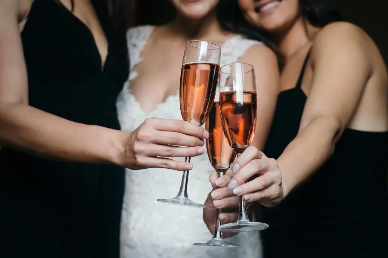 Kako se izogniti novoletnemu alkoholnemu mačku: majhne navade, ki naredijo veliko razliko