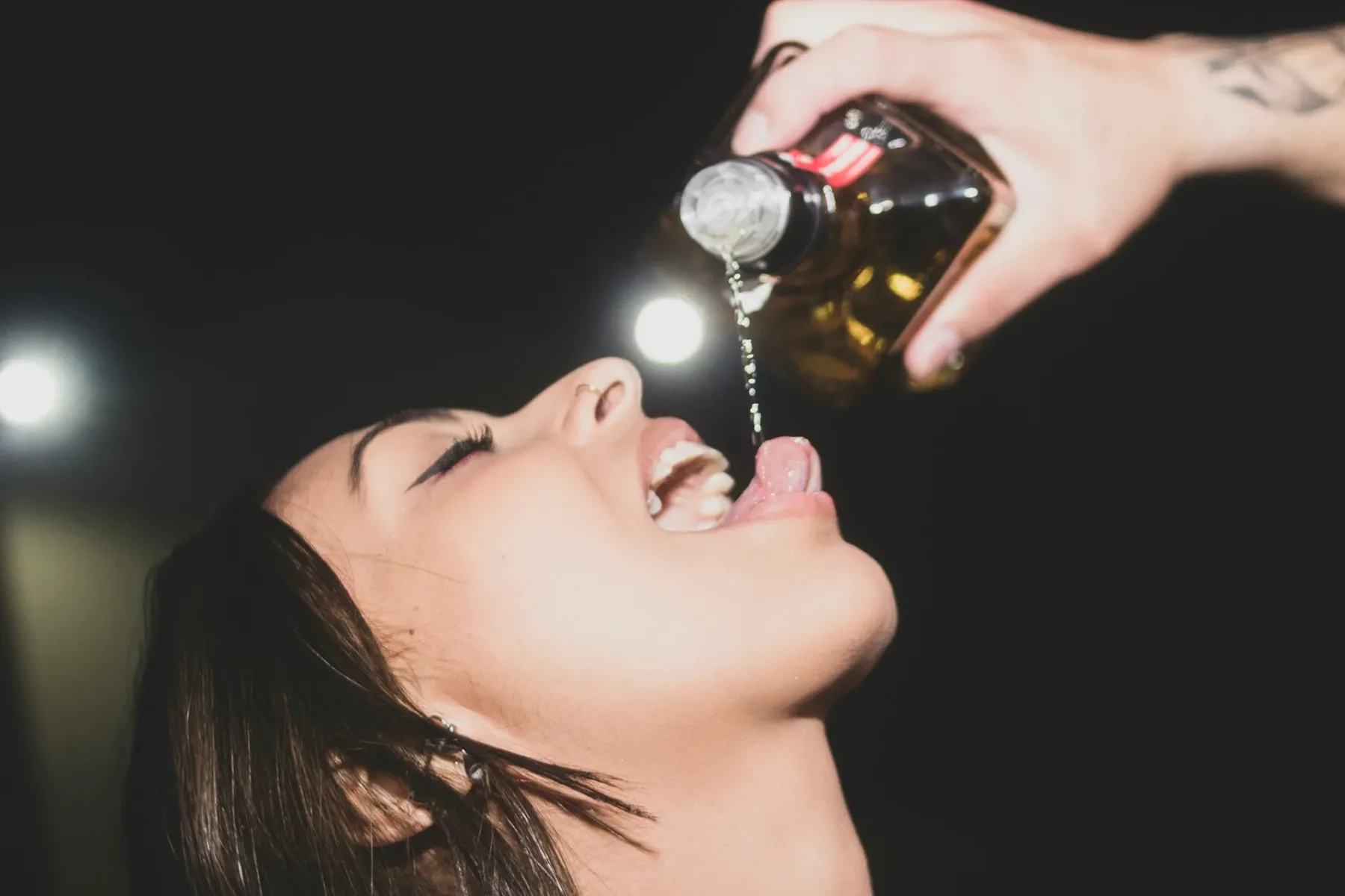 Kako se izogniti novoletnemu alkoholnemu mačku: majhne navade, ki naredijo veliko razliko