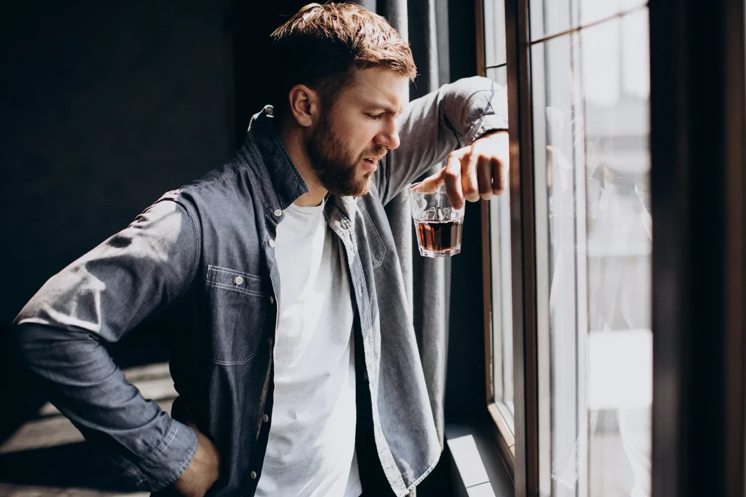 Kako se izogniti novoletnemu alkoholnemu mačku: majhne navade, ki naredijo veliko razliko