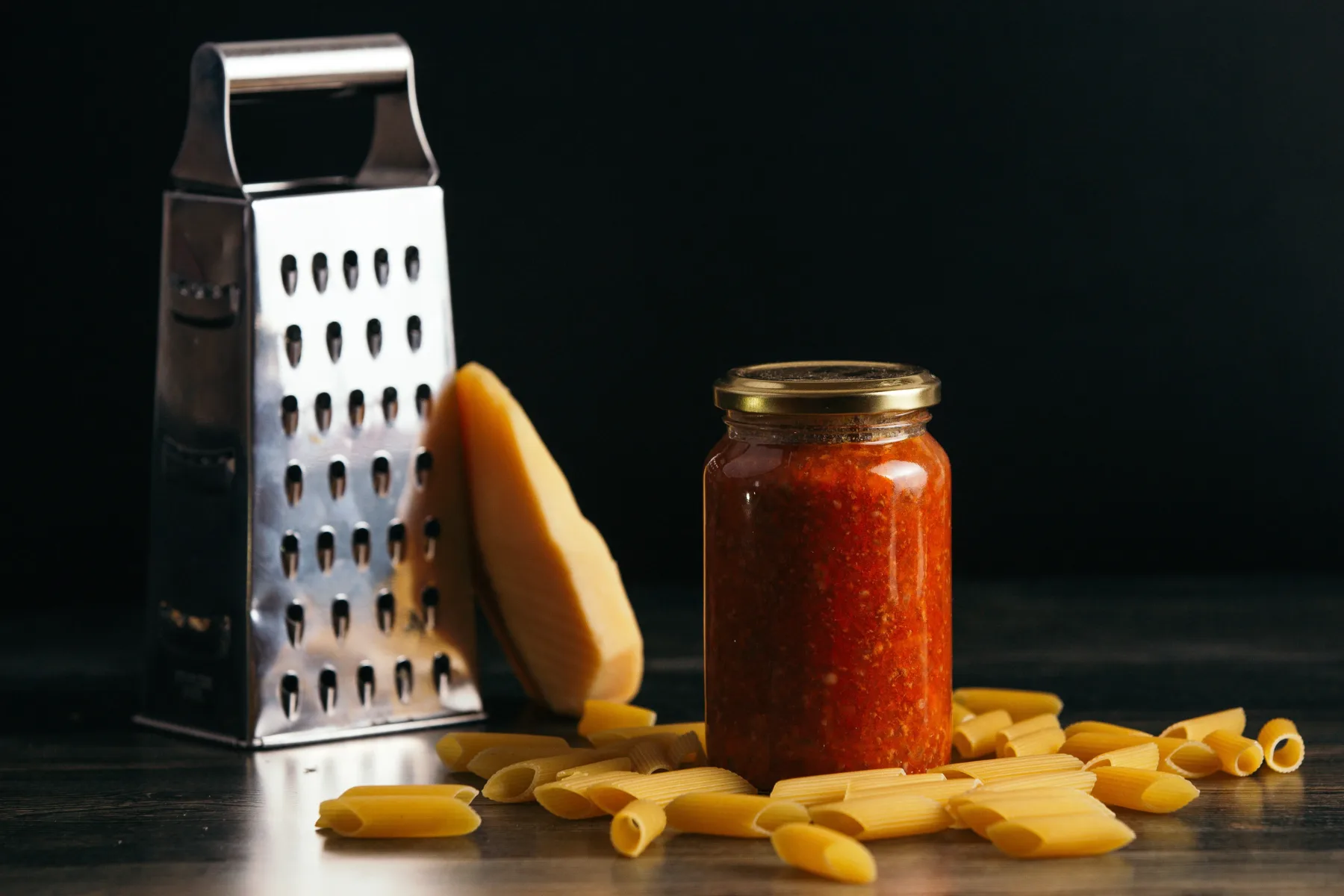 Kako shraniti bolonjsko, paradižnikovo ali pesto omako v hladilniku tudi več mesecev – s preprostim trikom, ki ga poznajo le italijanske none!