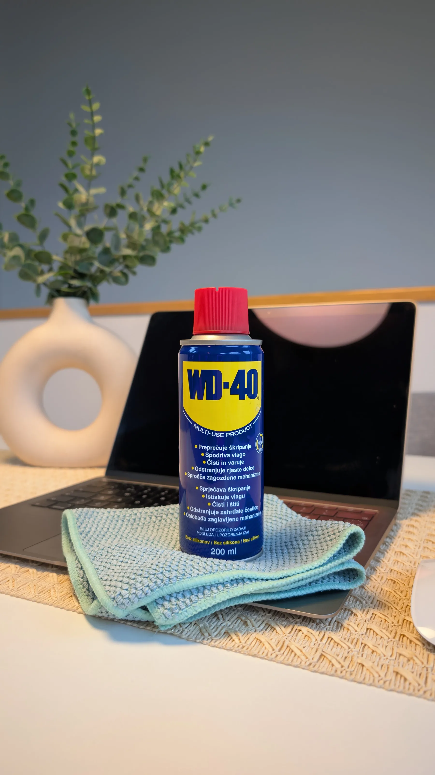Kako učinkovito očistiti monitor, tipkovnico in miško z WD-40: Enostavni triki za vzdrževanje elektronike brez zapletov