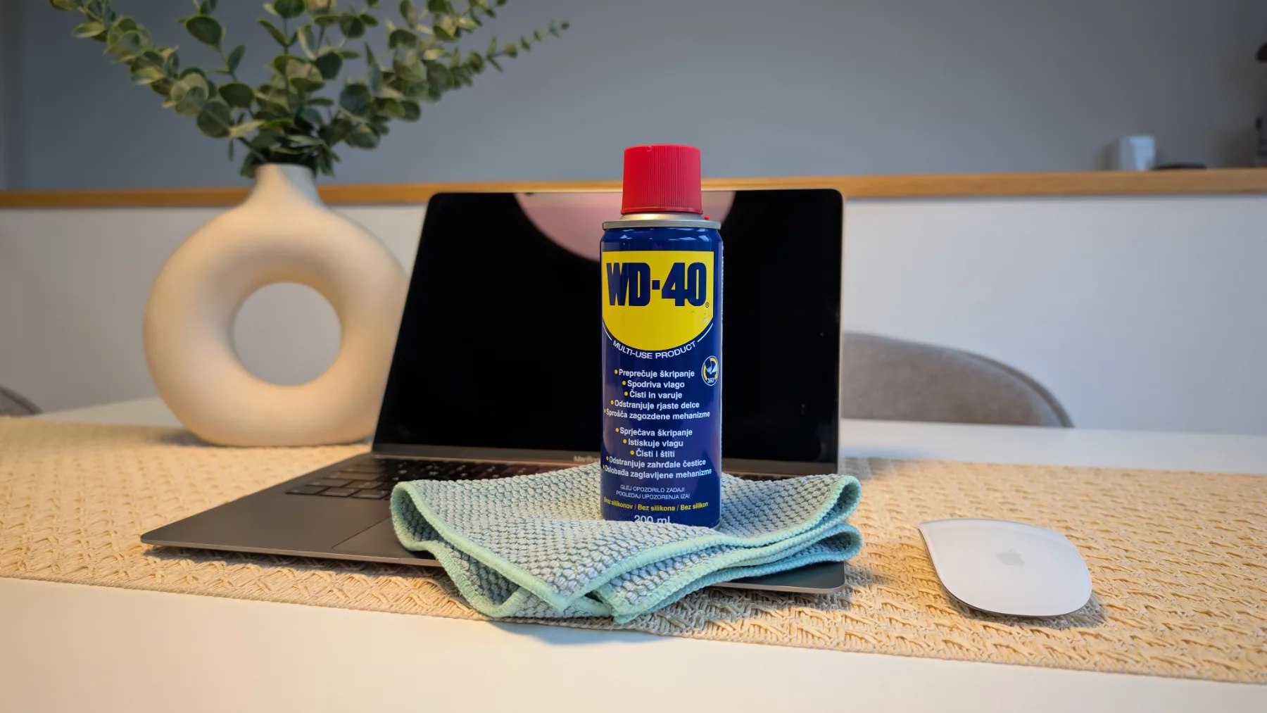 Kako učinkovito očistiti monitor, tipkovnico in miško z WD-40: Enostavni triki za vzdrževanje elektronike brez zapletov