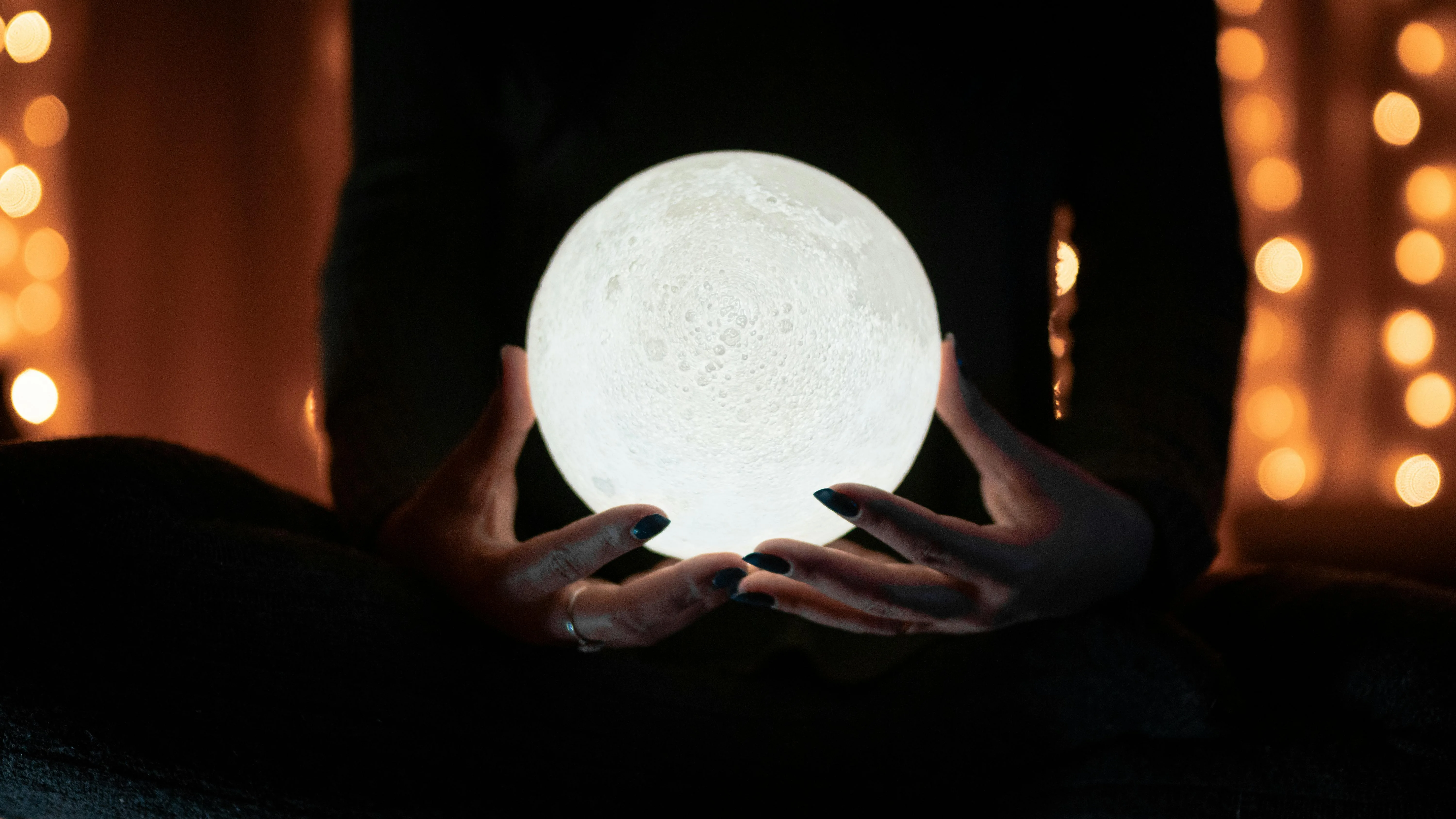 Kako uskladiti svoje življenje z luninimi fazami v 2024