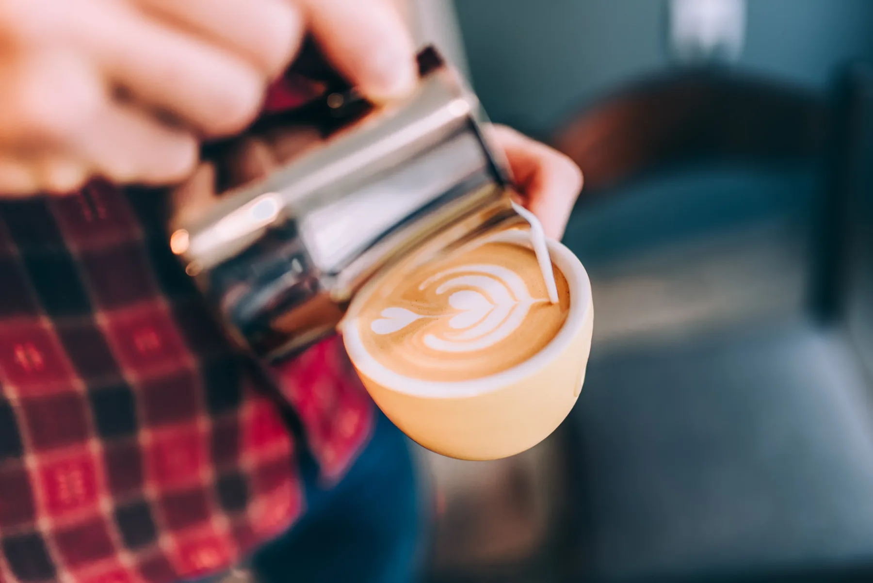 Kako z mlekom narediti srček na kavi kot pravi barista – preprost trik!