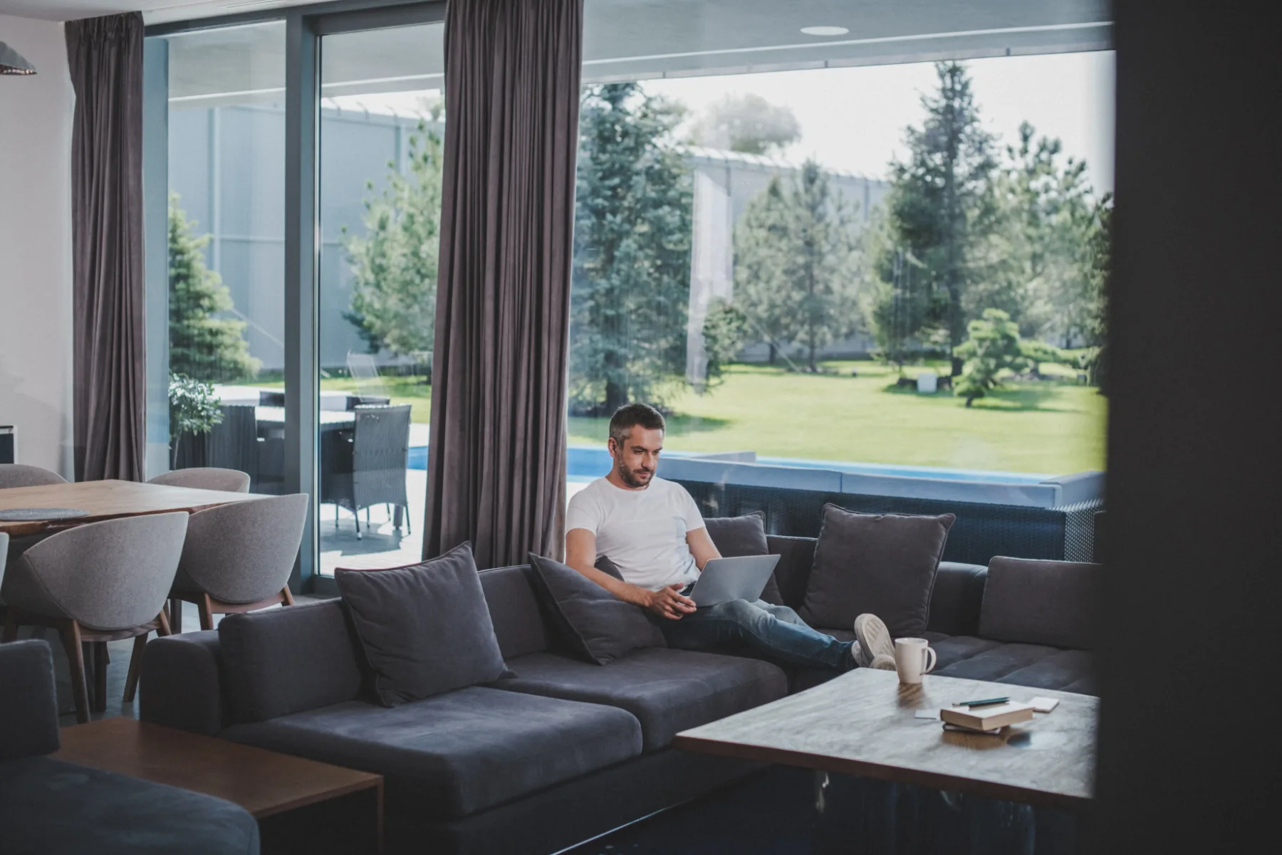 Kako živeti kot ljudje višjega sloja, ne da bi za to potrebovali milijone? 6 skritih navad, ki vam bodo spremenile življenje