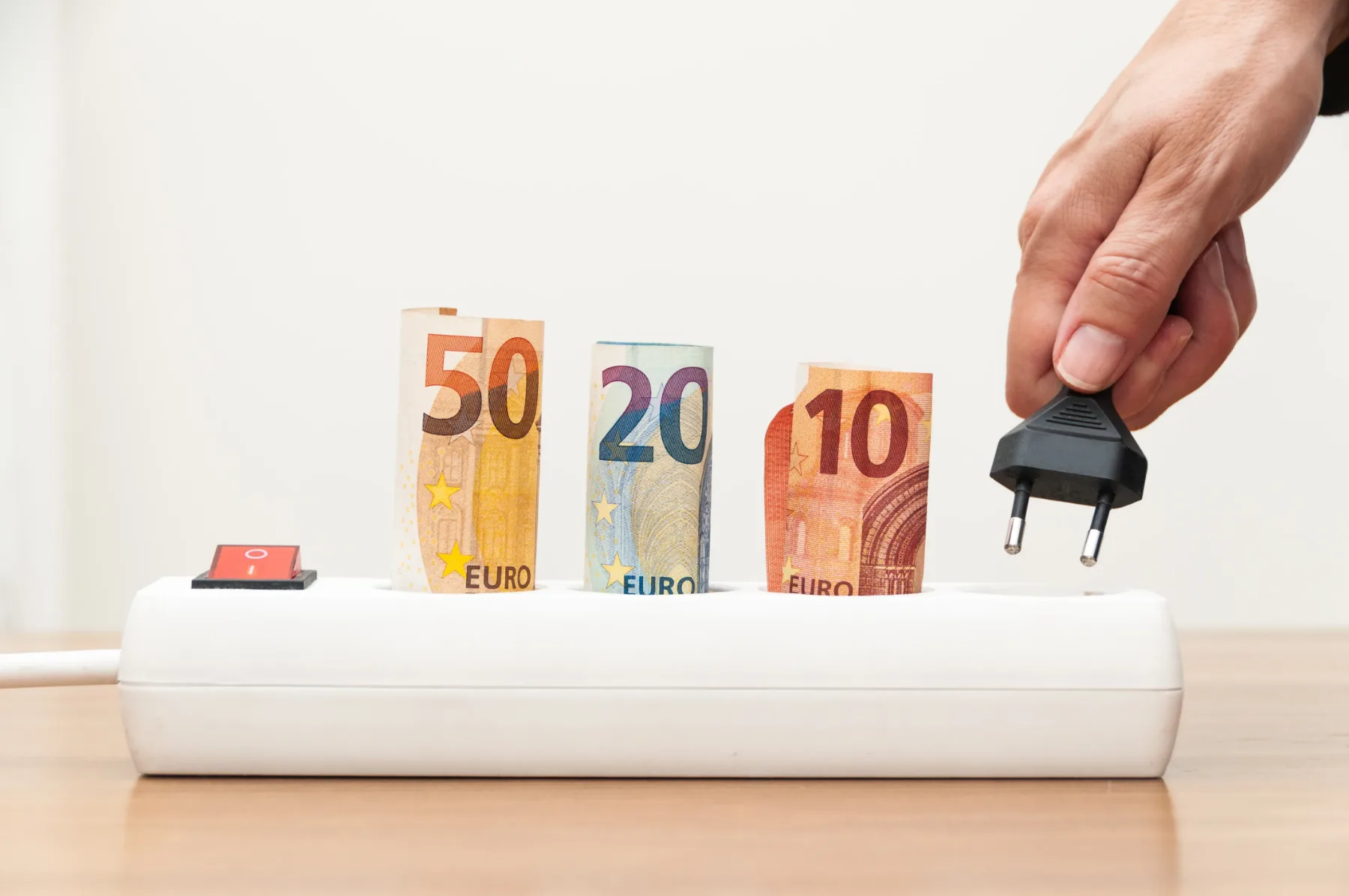 Kako zmanjšati račun za elektriko v letu 2025? Ti preprosti triki ti lahko prihranijo 50%!