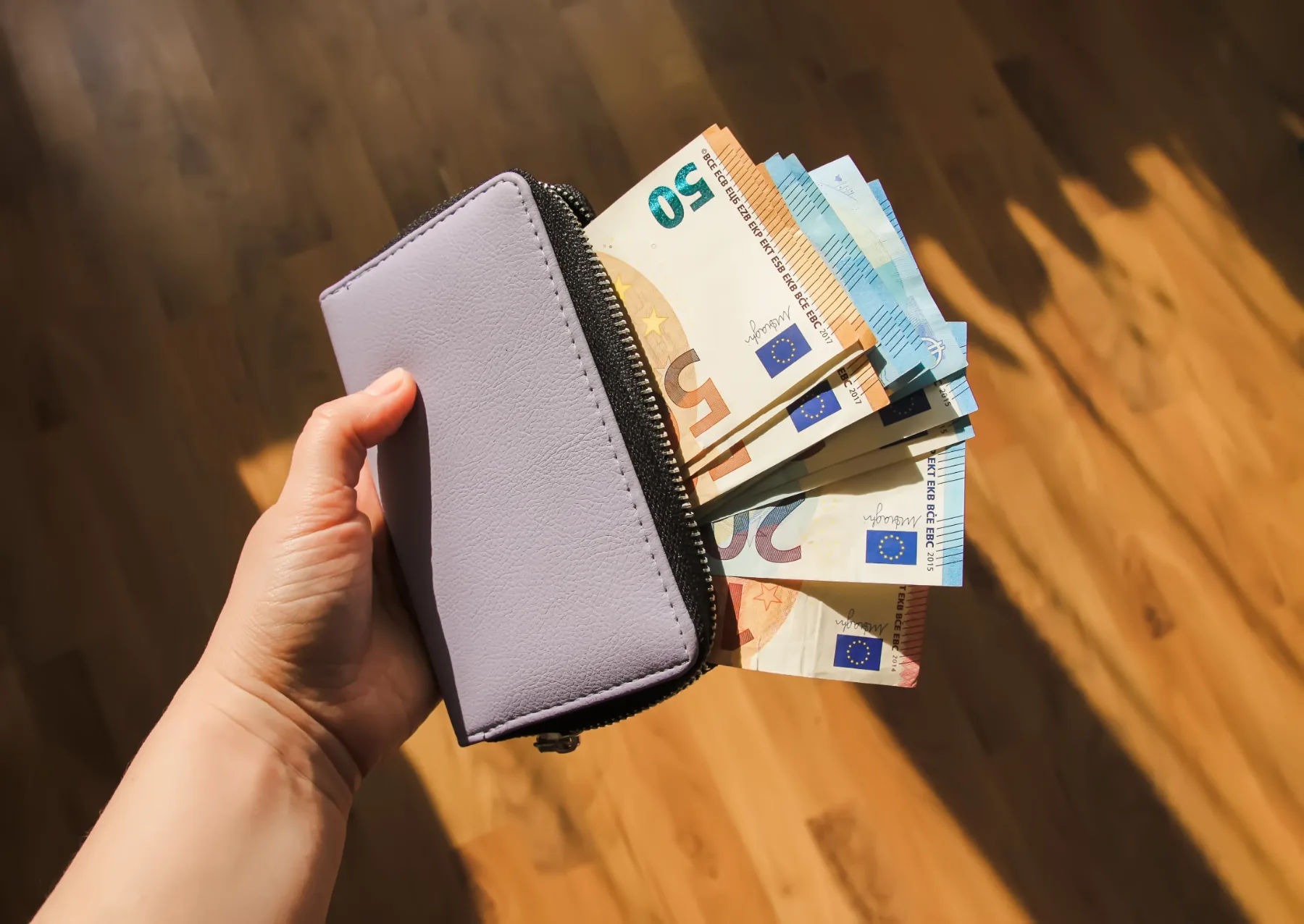 Kakšno barvo denarnice bi morali izbrati – glede na vaš datum rojstva?! Ta razkriva barvo za več bogastva …