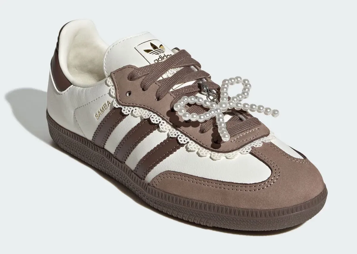 Kdaj so športne copate postale tako 'demure'? adidas Samba nosi biserne ogrlice in čipke