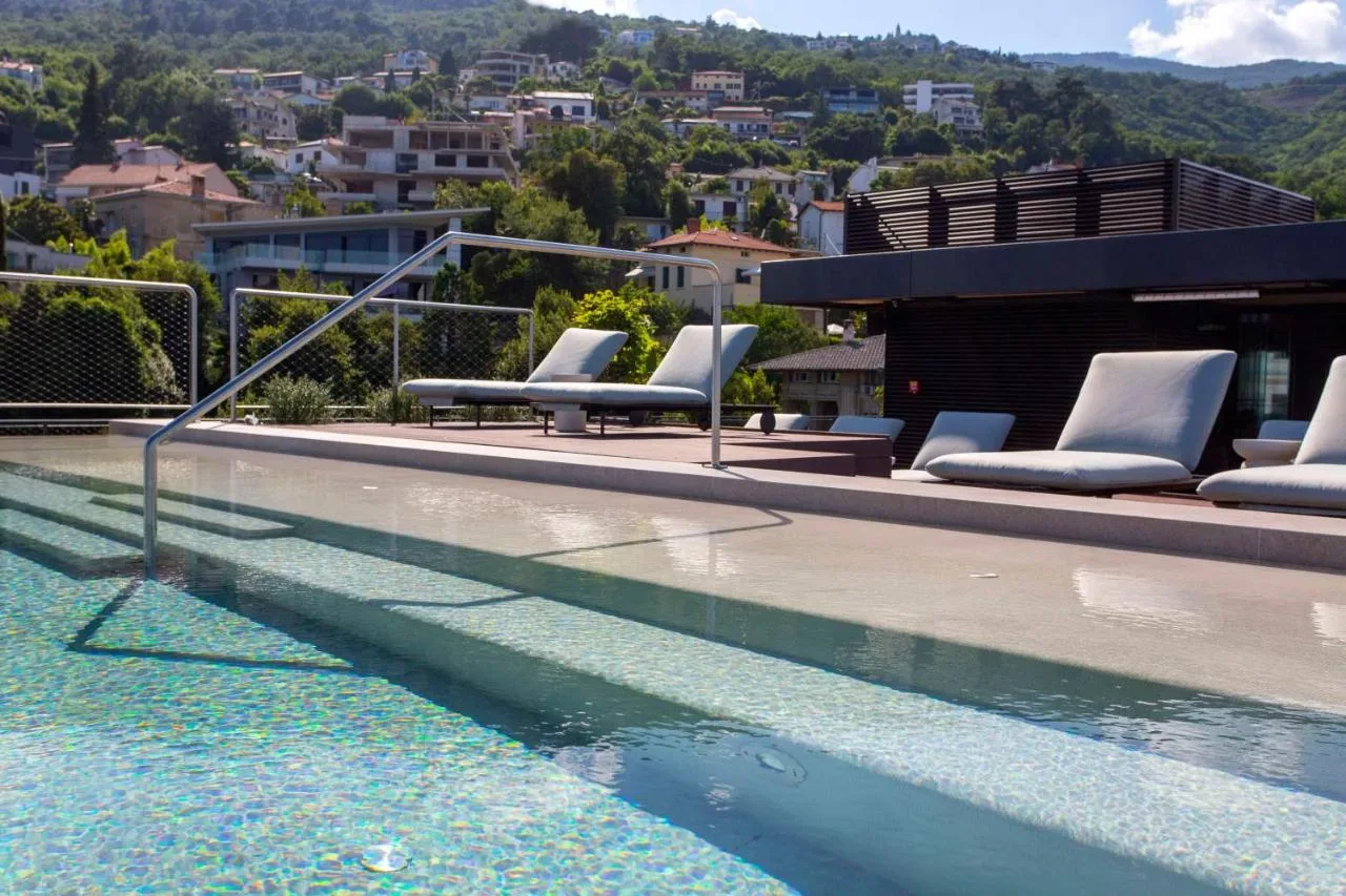 Keight Hotel Opatija: Hiltonov dragulj na hrvaški obali, kjer luksuz sreča sproščeno uživanje