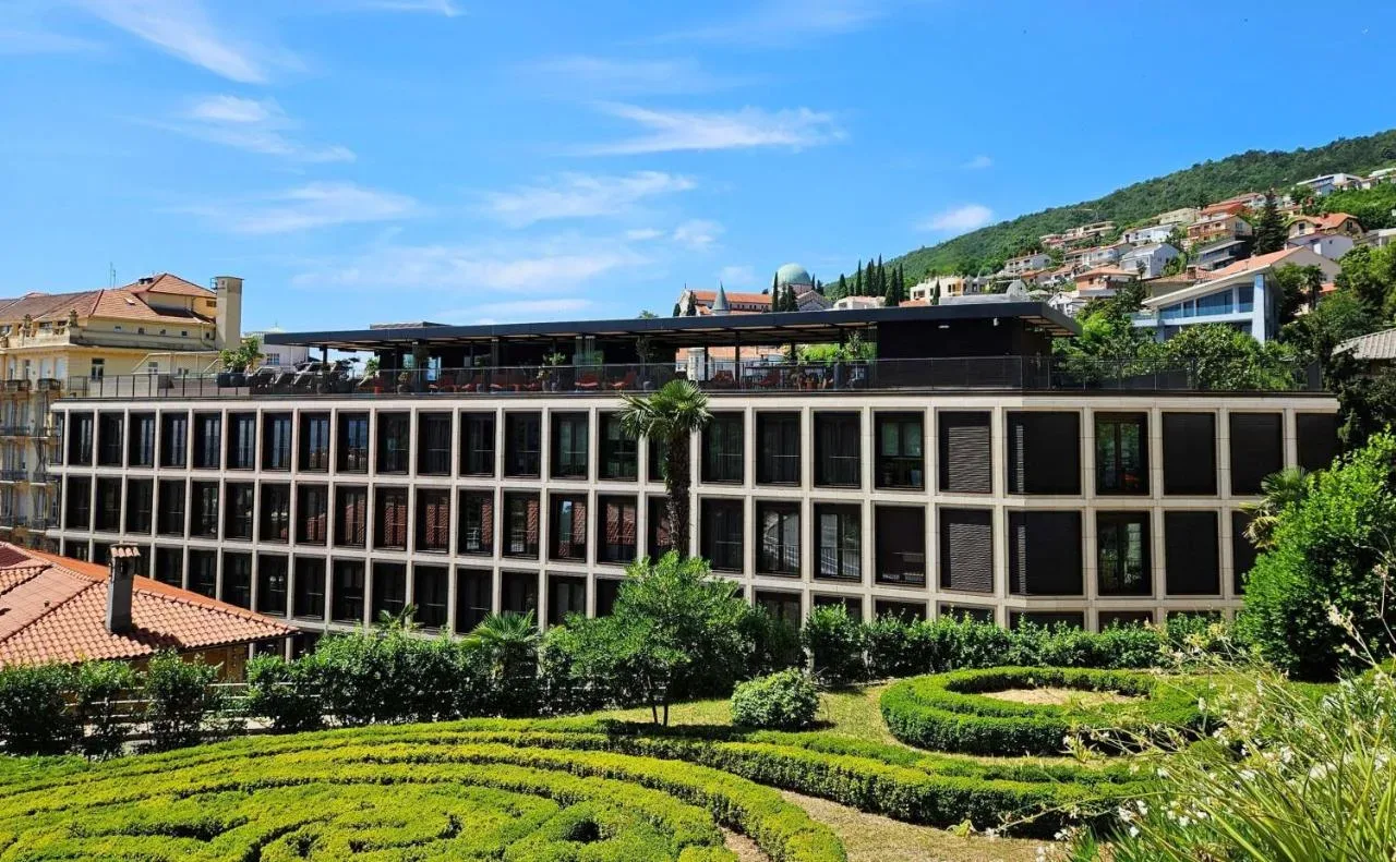 Keight Hotel Opatija: Hiltonov dragulj na hrvaški obali, kjer luksuz sreča sproščeno uživanje