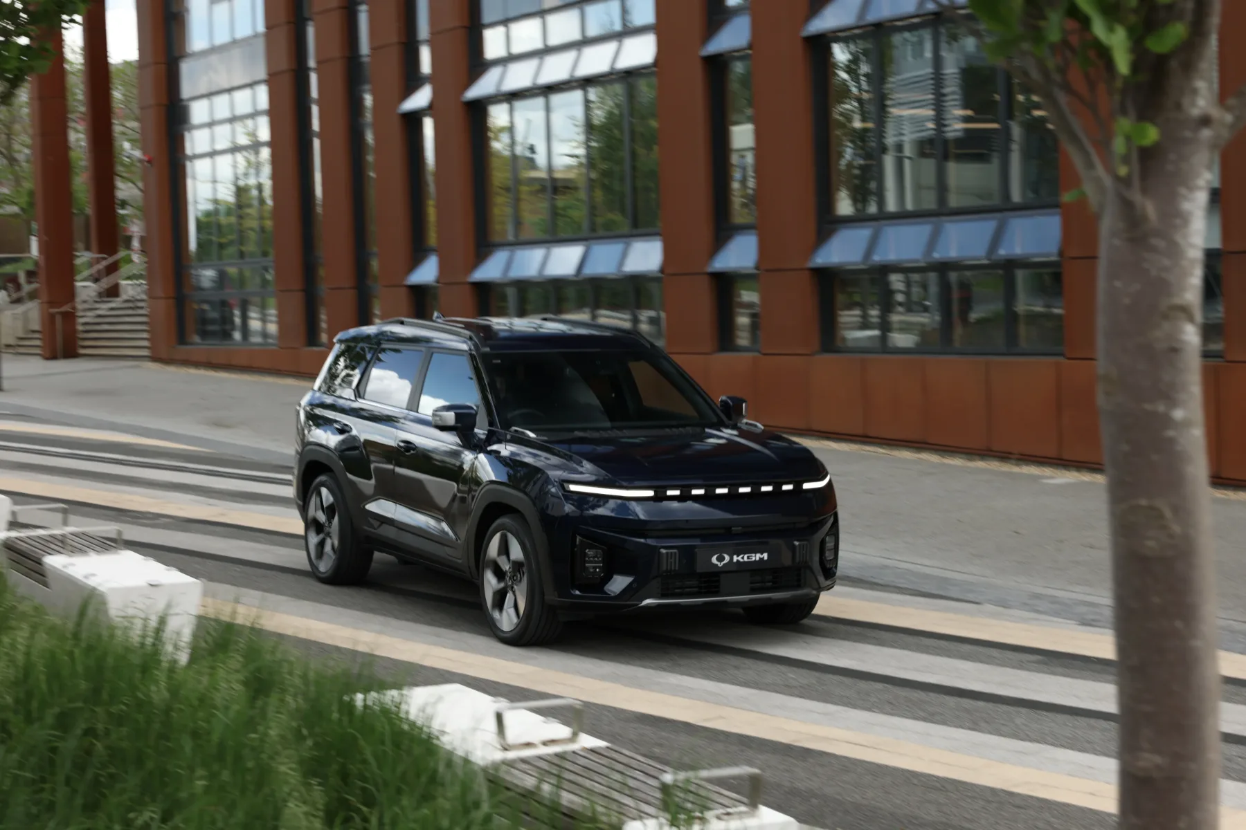 KGM Torres EVX 2024: nov standard za električni SUV – nizka cena, garancija na baterijo 1 milijon kilometrov ali 10 let.