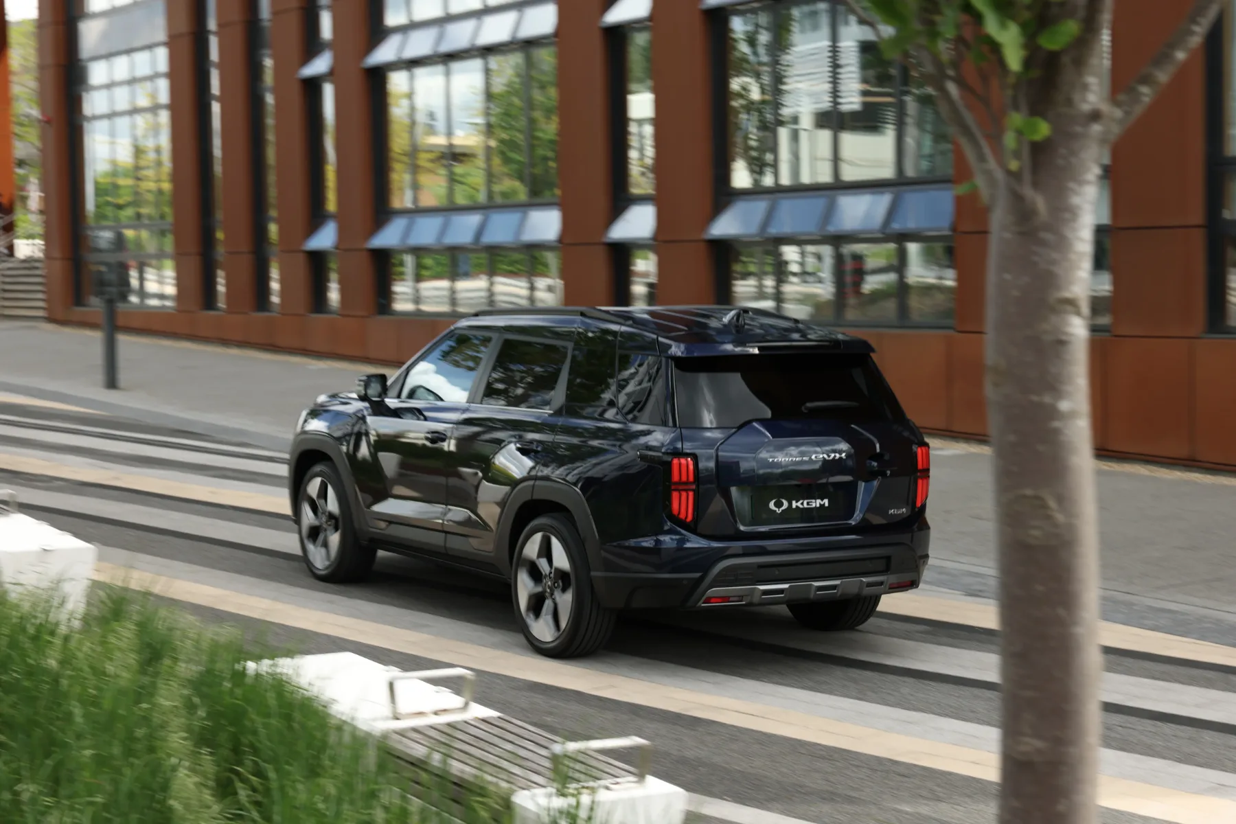 KGM Torres EVX 2024: nov standard za električni SUV – nizka cena, garancija na baterijo 1 milijon kilometrov ali 10 let.