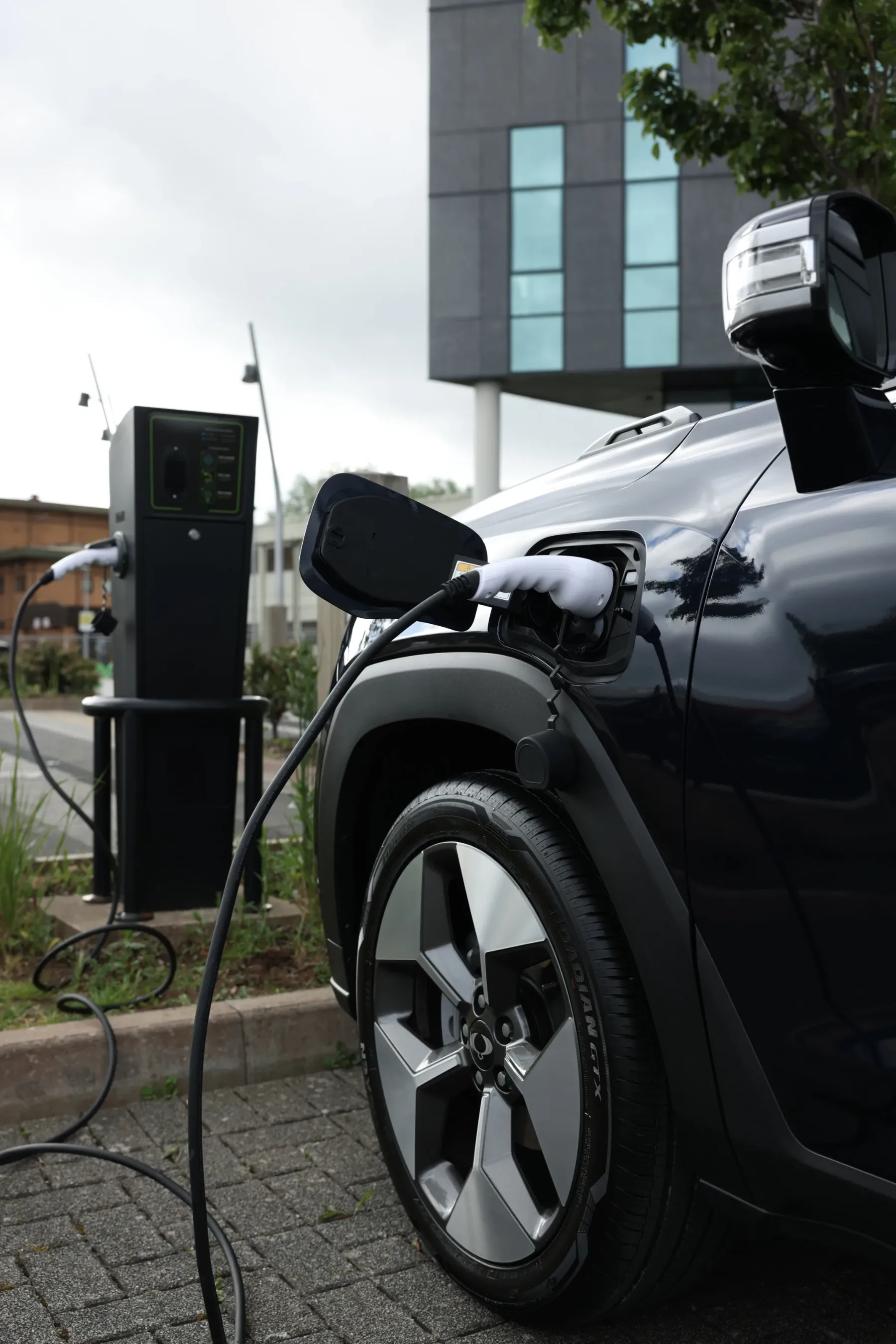 KGM Torres EVX 2024: nov standard za električni SUV – nizka cena, garancija na baterijo 1 milijon kilometrov ali 10 let.