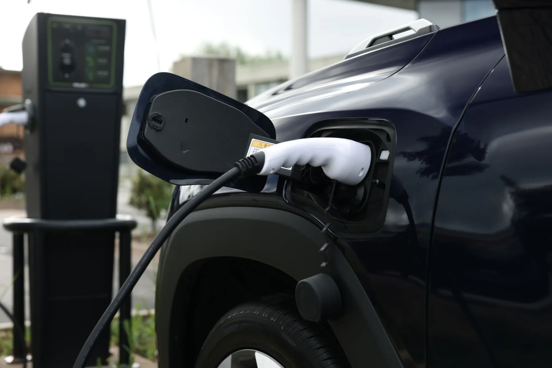 KGM Torres EVX 2024: nov standard za električni SUV – nizka cena, garancija na baterijo 1 milijon kilometrov ali 10 let.