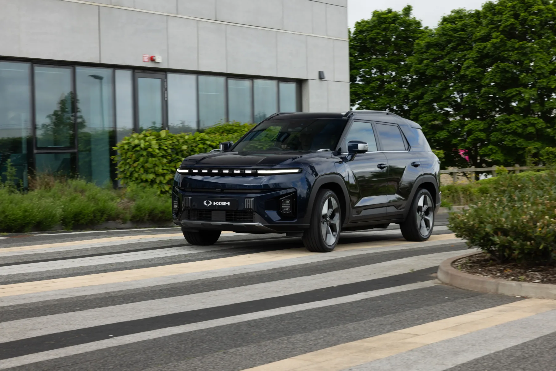 KGM Torres EVX 2024: nov standard za električni SUV – nizka cena, garancija na baterijo 1 milijon kilometrov ali 10 let.
