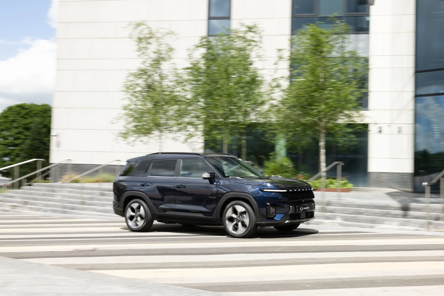 KGM Torres EVX 2024: nov standard za električni SUV – nizka cena, garancija na baterijo 1 milijon kilometrov ali 10 let.