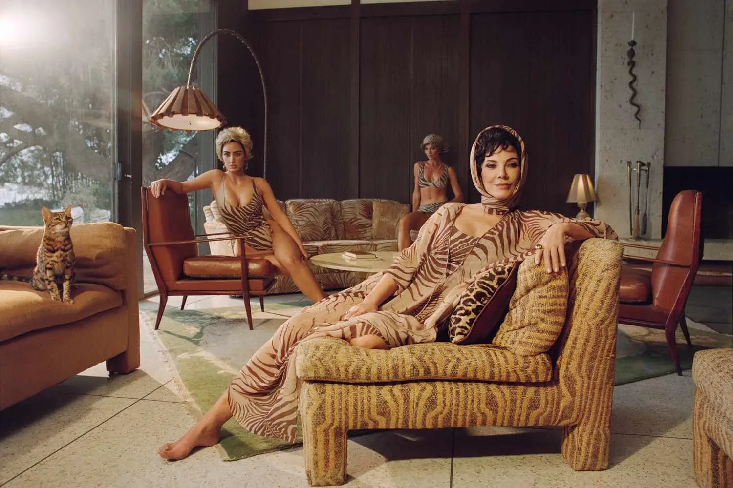 Kim Kardashian in Cavalli ustvarila najdrznejšo SKIMS swim kolekcijo: Kopalke, ki kričijo “dolce vita” z dotikom džungle