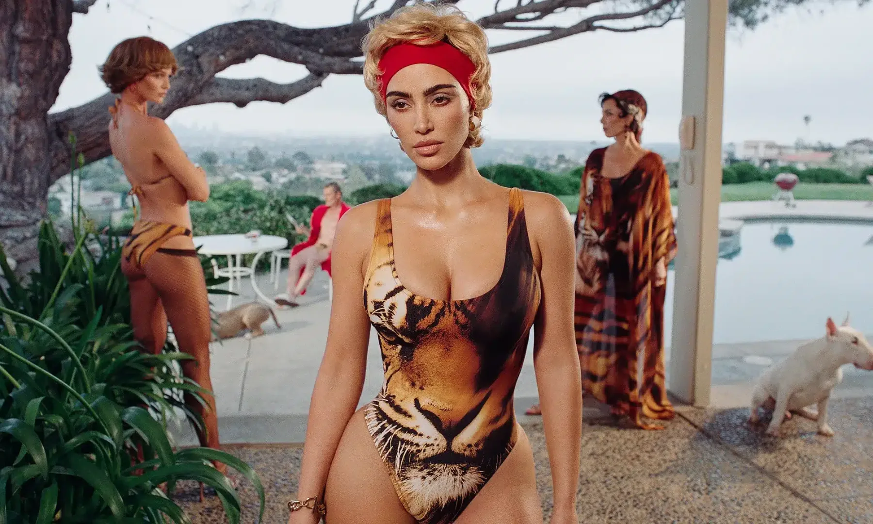 Kim Kardashian in Cavalli ustvarila najdrznejšo SKIMS swim kolekcijo: Kopalke, ki kričijo “dolce vita” z dotikom džungle