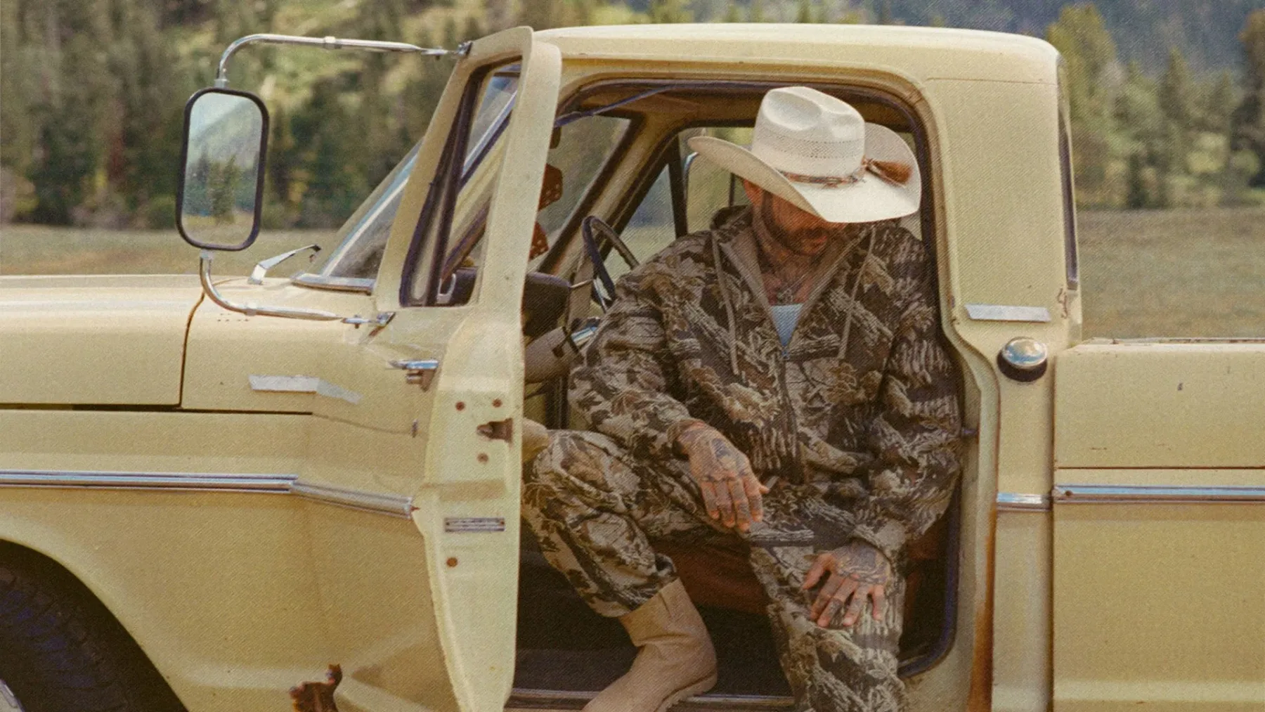 Kim Kardashian lansira novo moško kolekcijo SKIMS – s Post Malone v glavni vlogi