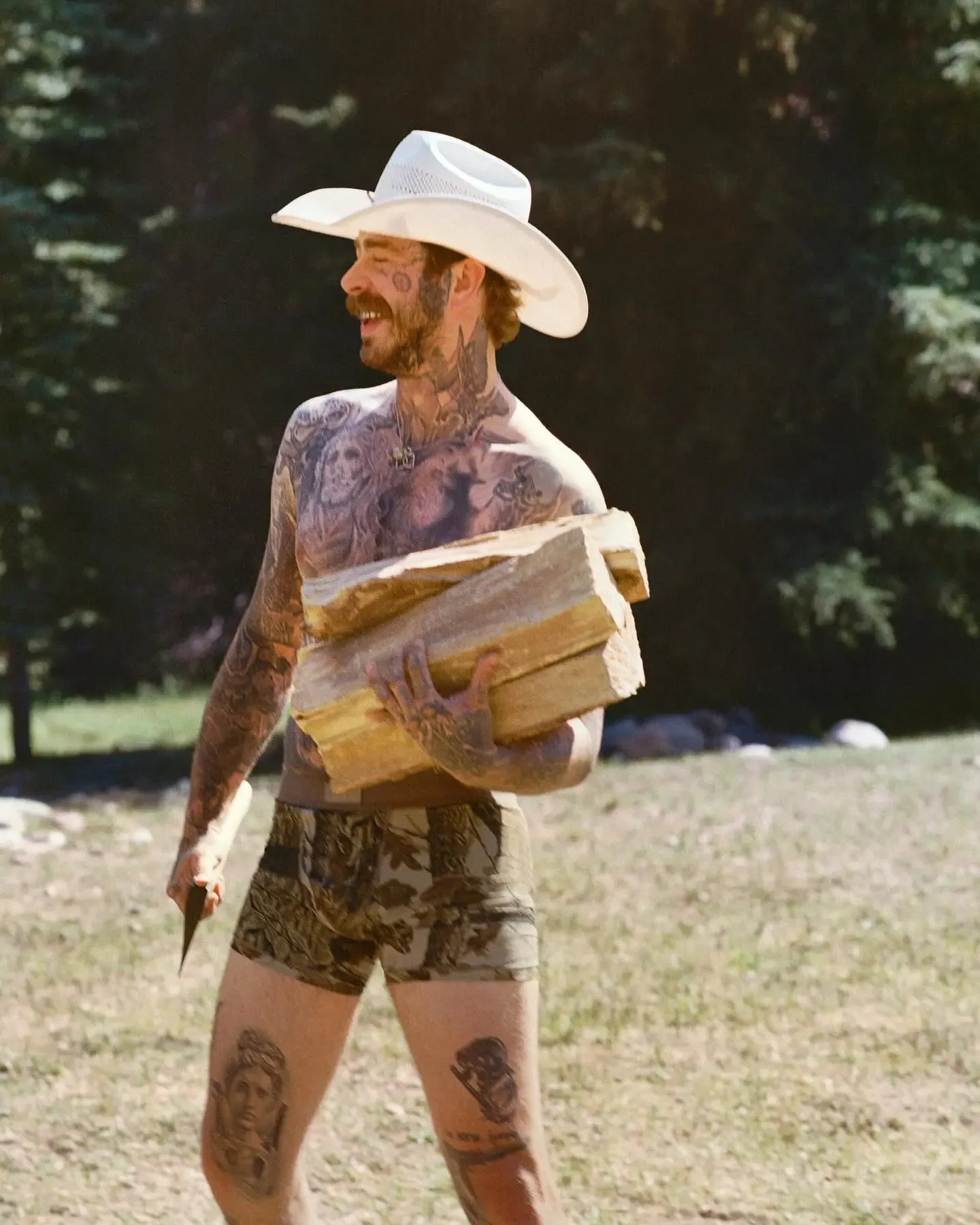 Kim Kardashian lansira novo moško kolekcijo SKIMS – s Post Malone v glavni vlogi