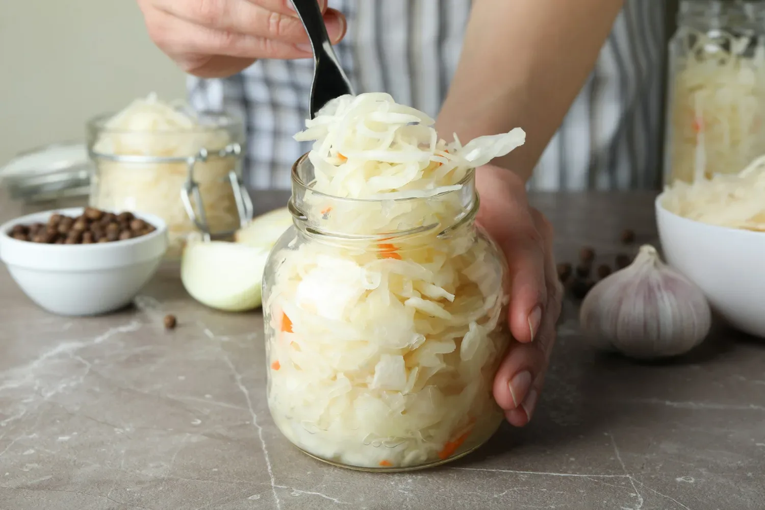 Kislo zelje v kozarcu: enostaven recept za fermentirano zelje, ki pozimi krepi imunski sistem