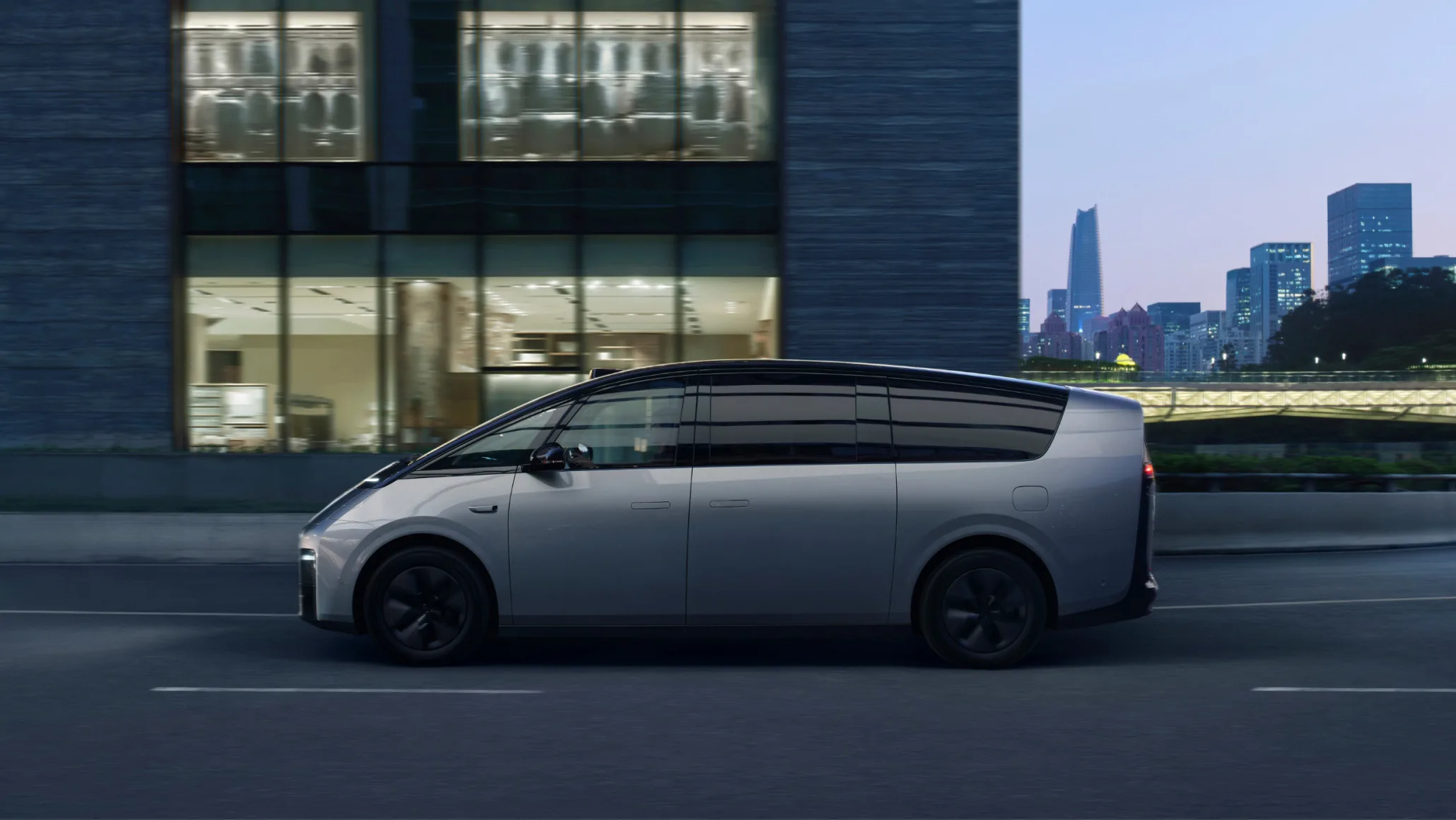 Kitajski CyberVan – Li Mega 2024 – je električna vesoljska ladija med poslovnimi kombiji