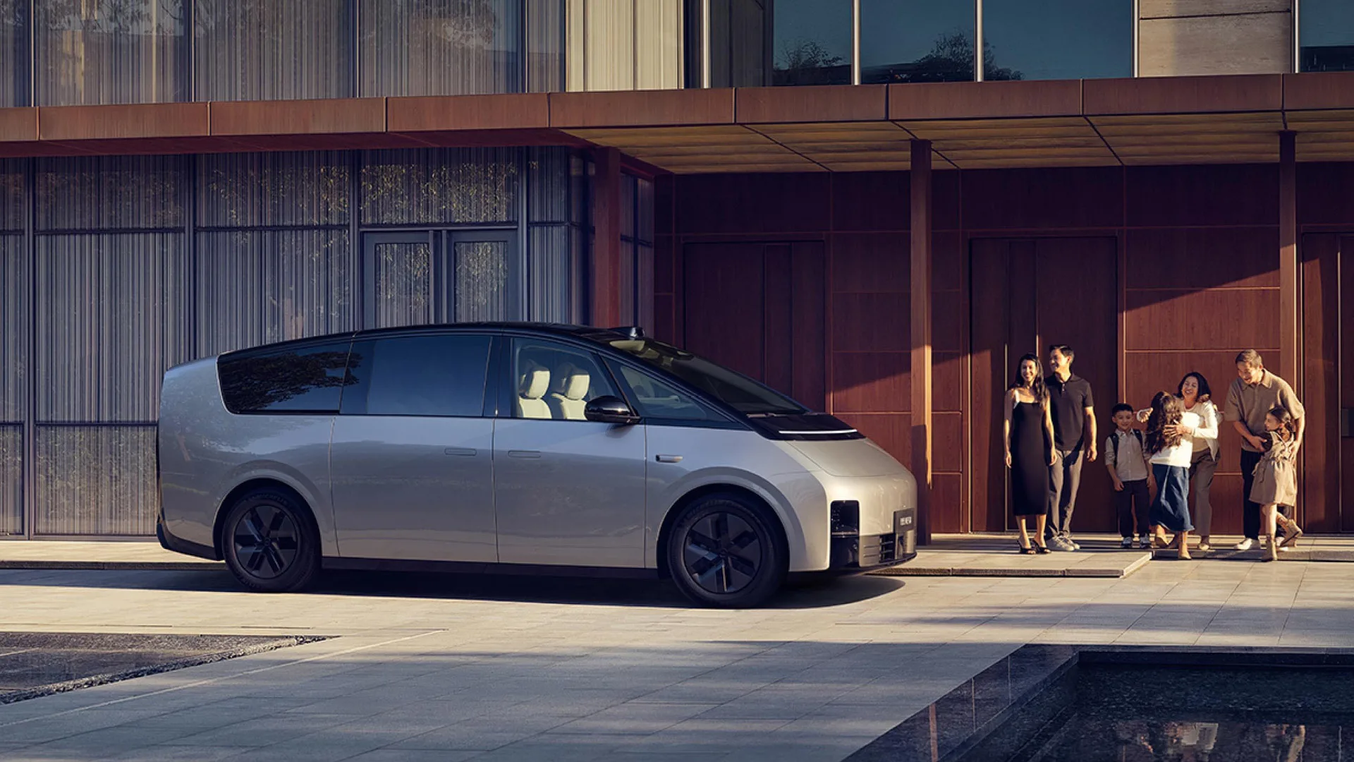 Kitajski CyberVan – Li Mega 2024 – je električna vesoljska ladija med poslovnimi kombiji