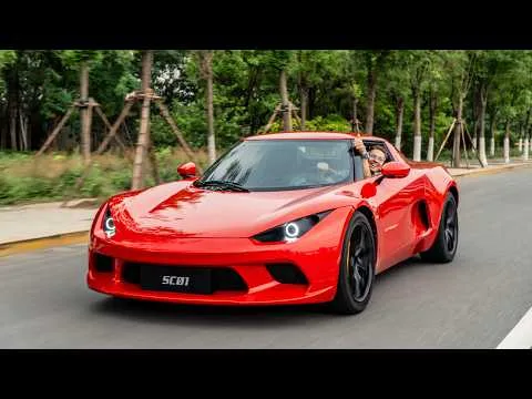 Kitajski električni adrenalin: JMEV01 je 41-tisoč evrov vreden “baby Roadster”, ki križa Teslo z Lancio