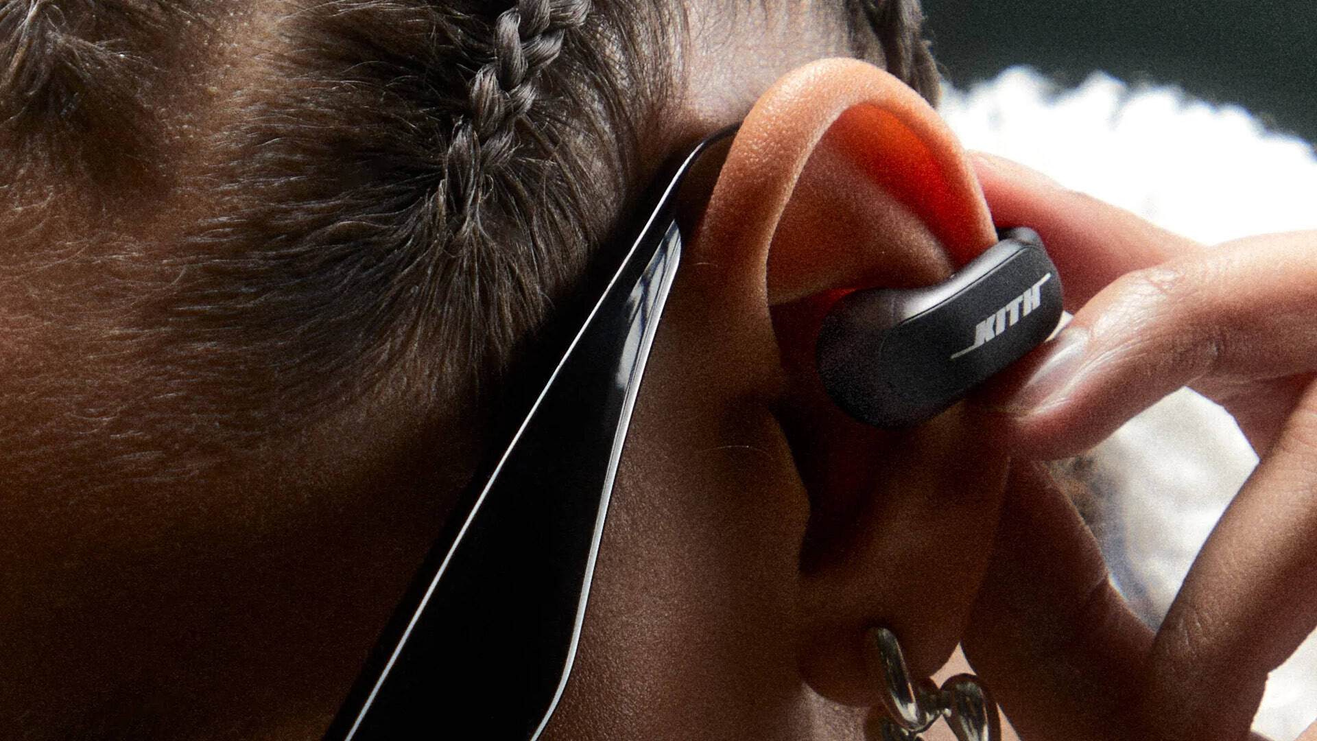 Kith x Bose: svet brezžičnih slušalk postaja moden z modelom – Kith x Bose Ultra Open Earbuds