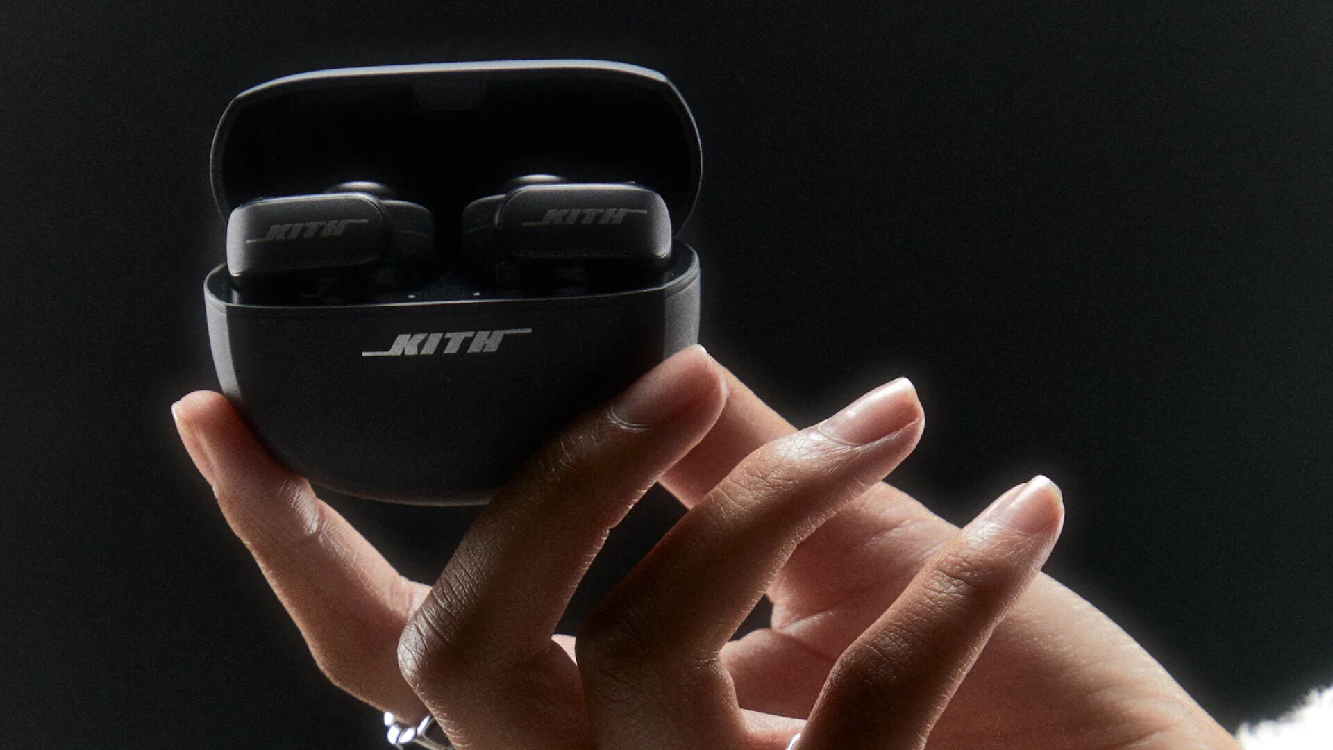 Kith x Bose: svet brezžičnih slušalk postaja moden z modelom – Kith x Bose Ultra Open Earbuds