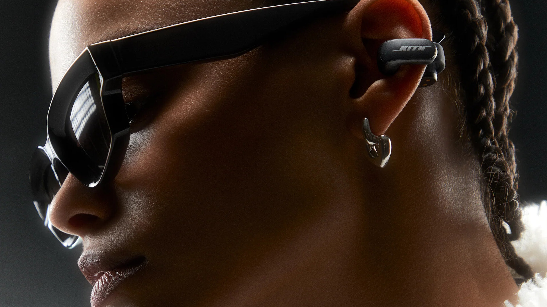 Kith x Bose: svet brezžičnih slušalk postaja moden z modelom – Kith x Bose Ultra Open Earbuds