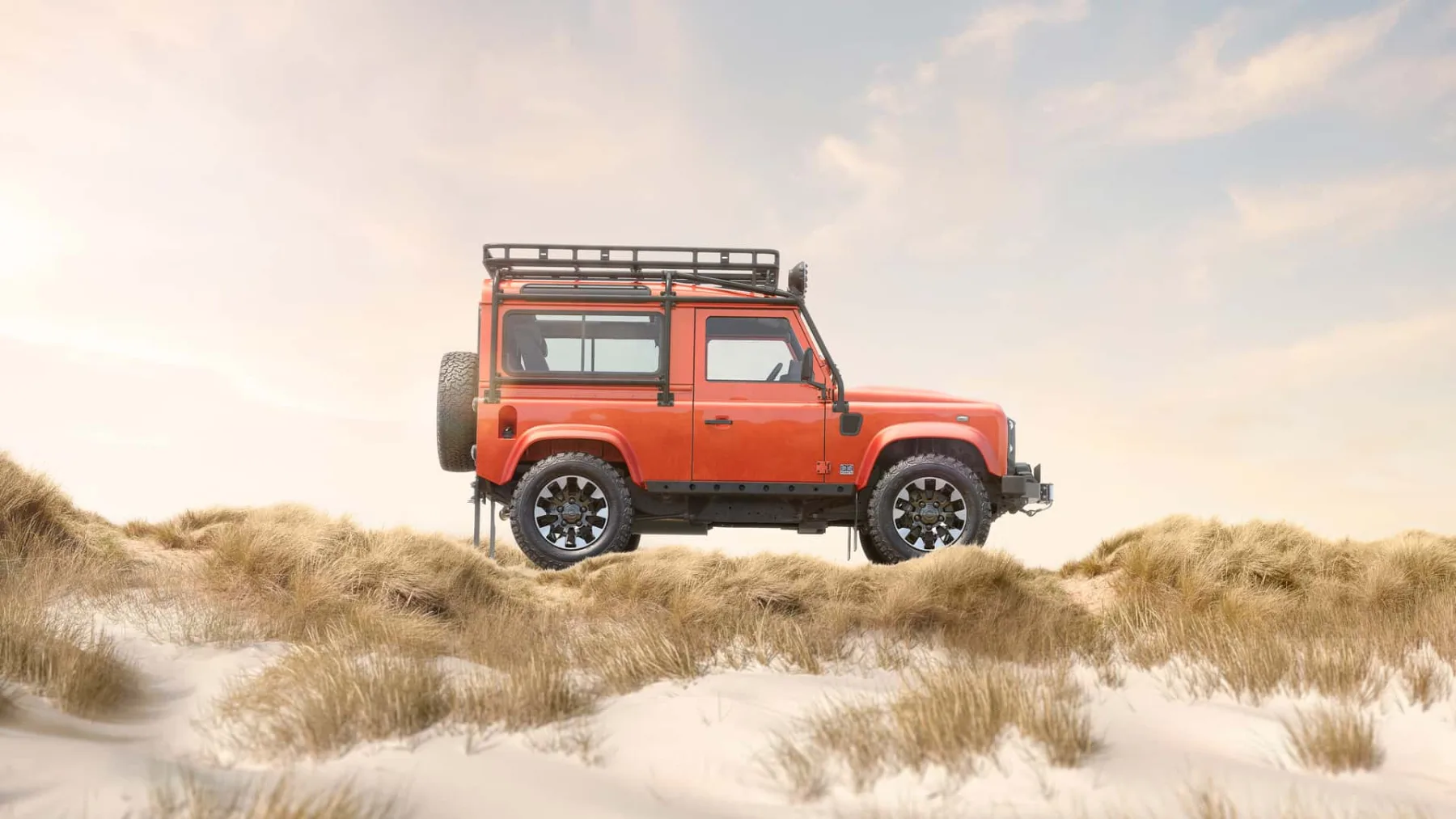 Klasični Land Rover Defender se vrača z V8 motorjem in prestižno obnovo