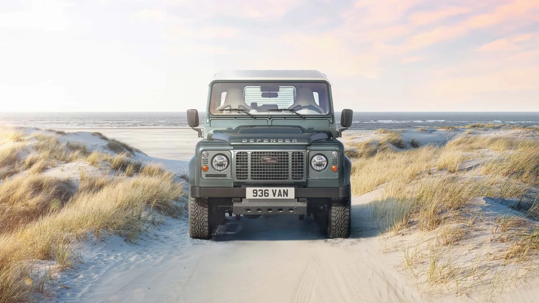 Klasični Land Rover Defender se vrača z V8 motorjem in prestižno obnovo