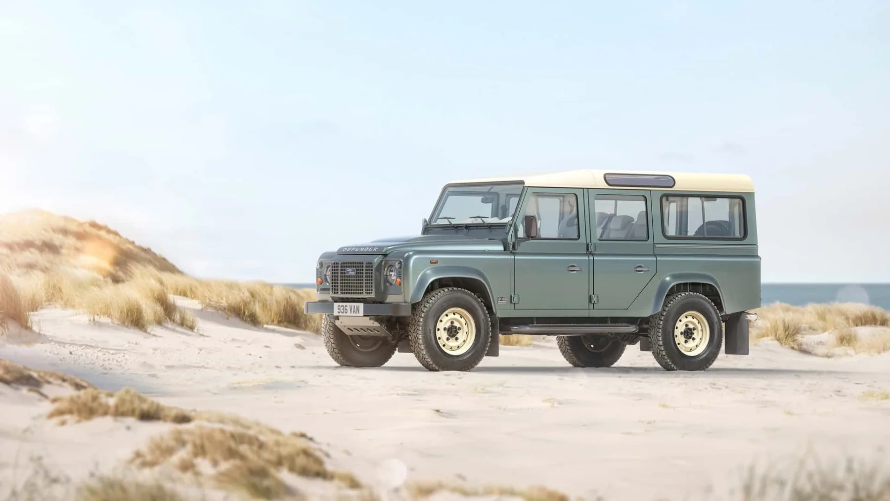 Klasični Land Rover Defender se vrača z V8 motorjem in prestižno obnovo