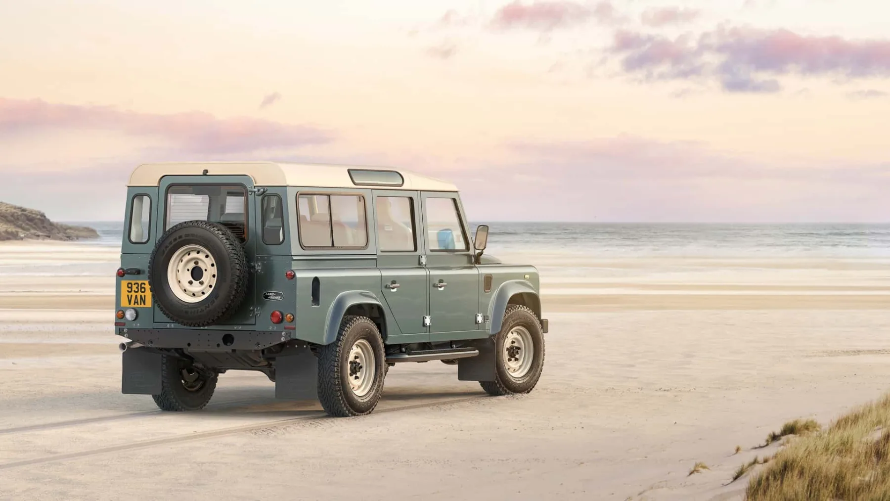 Klasični Land Rover Defender se vrača z V8 motorjem in prestižno obnovo