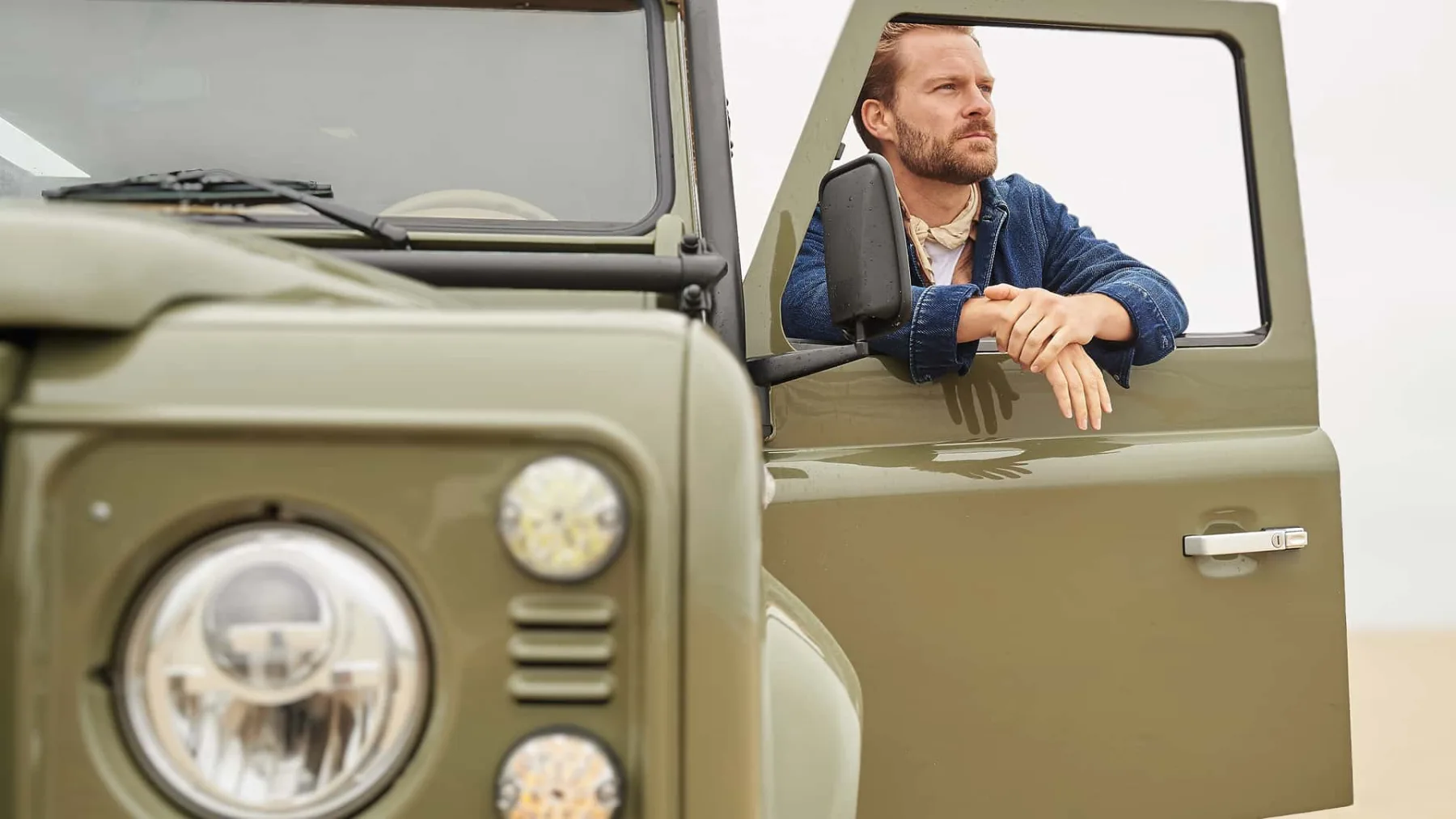 Klasični Land Rover Defender se vrača z V8 motorjem in prestižno obnovo