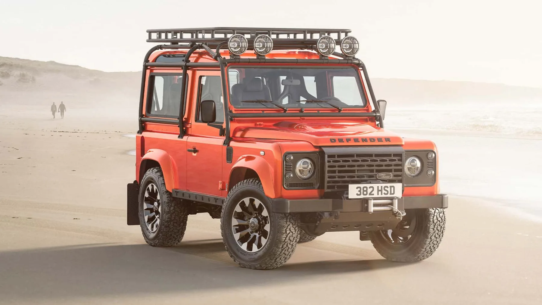 Klasični Land Rover Defender se vrača z V8 motorjem in prestižno obnovo