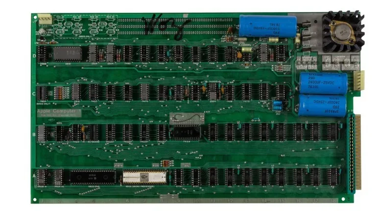 Foto: https://www.engadget.com/2287345/apple-i-hatfield-sells-for-1-15-million-at-auction/