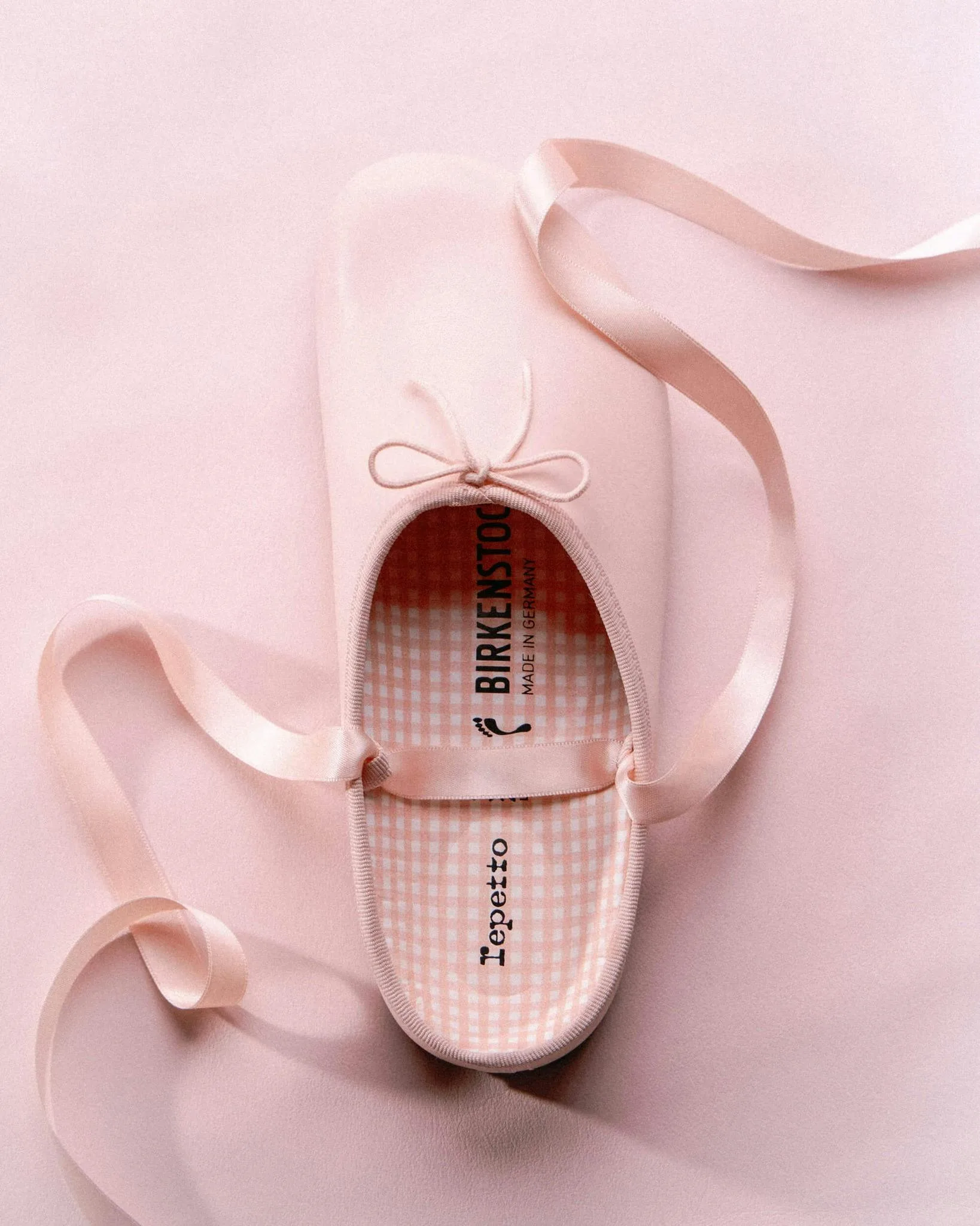 Ko se balerina zaljubi v natikač: Birkenstock x Repetto Scala Mule je najbolj rožnat hibrid leta