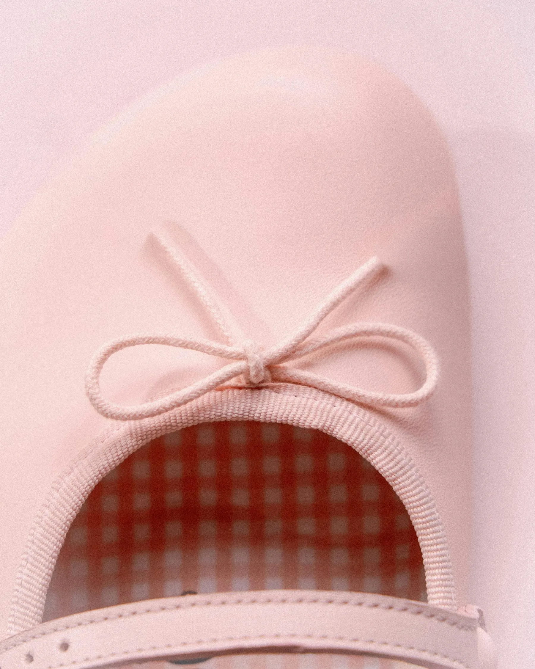 Ko se balerina zaljubi v natikač: Birkenstock x Repetto Scala Mule je najbolj rožnat hibrid leta