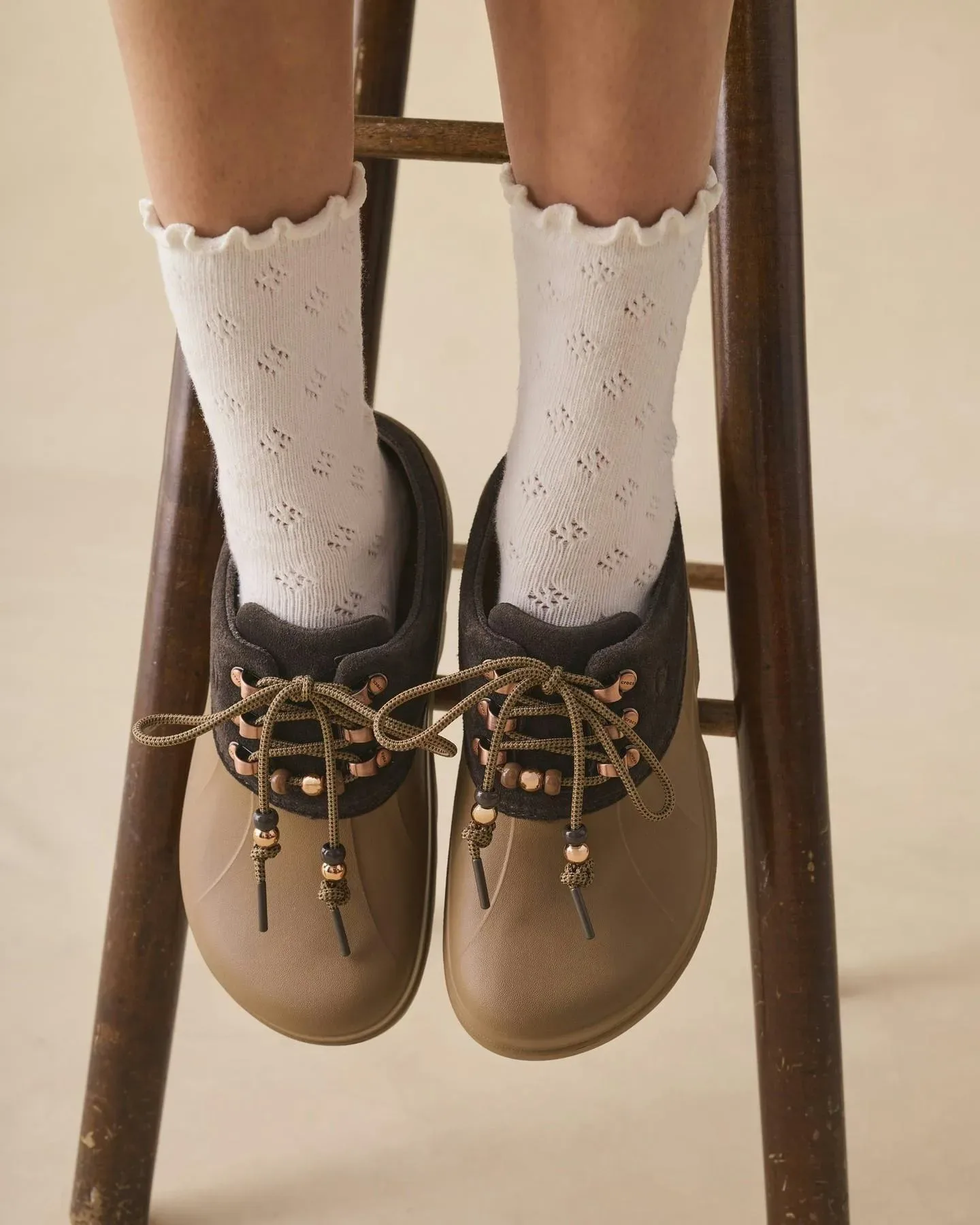 Ko se kultni natikači preoblečejo v žametno eleganco: Spoznajte Crocs Axle Suede Mule