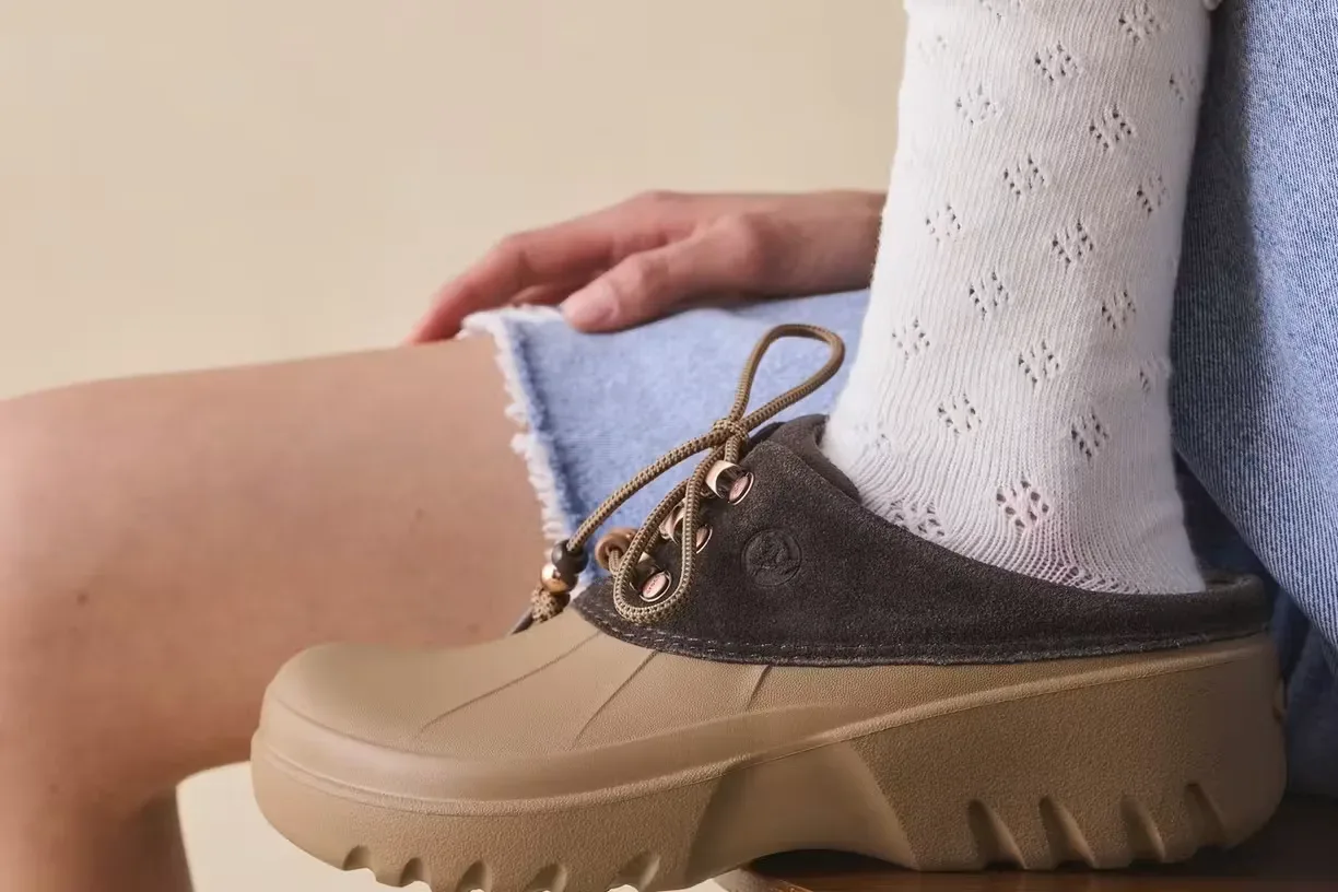 Ko se kultni natikači preoblečejo v žametno eleganco: Spoznajte Crocs Axle Suede Mule