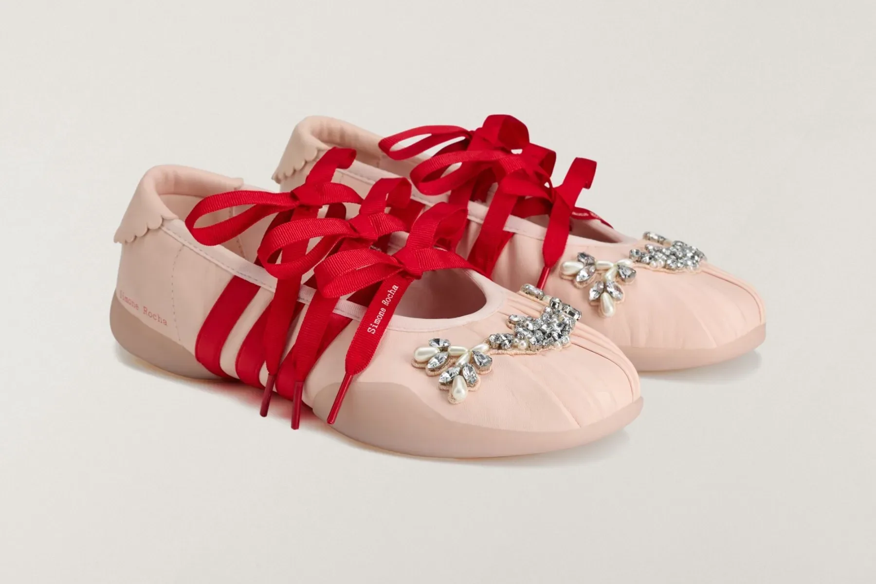 Kolekcija Simone Rocha x adidas: Športna eleganca z neustrašno dozo viktorijanske romantike