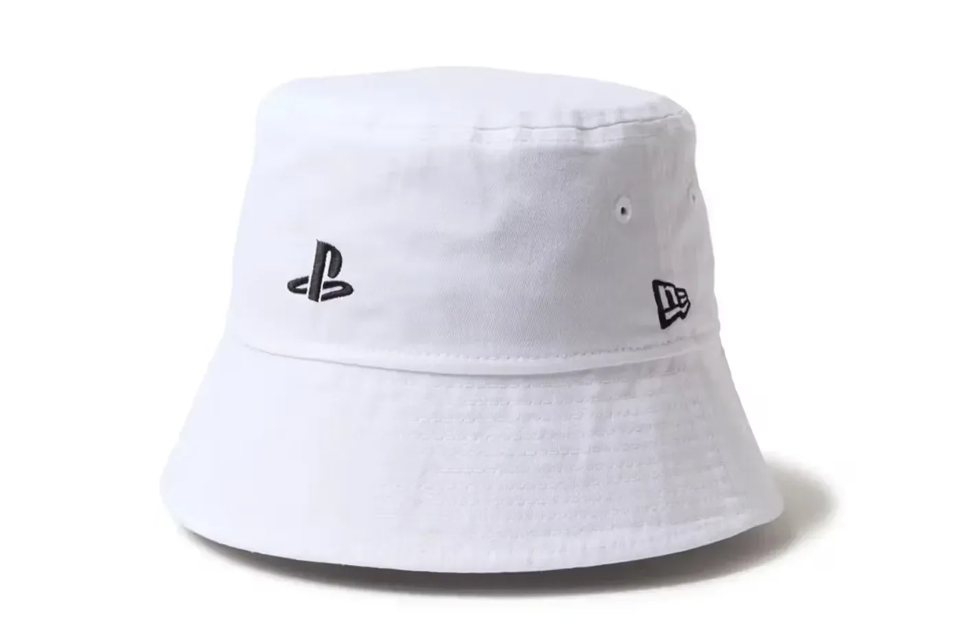 Ko se srečata legendi: New Era x PlayStation z novo modno kolekcijo za “level up” vaše garderobe